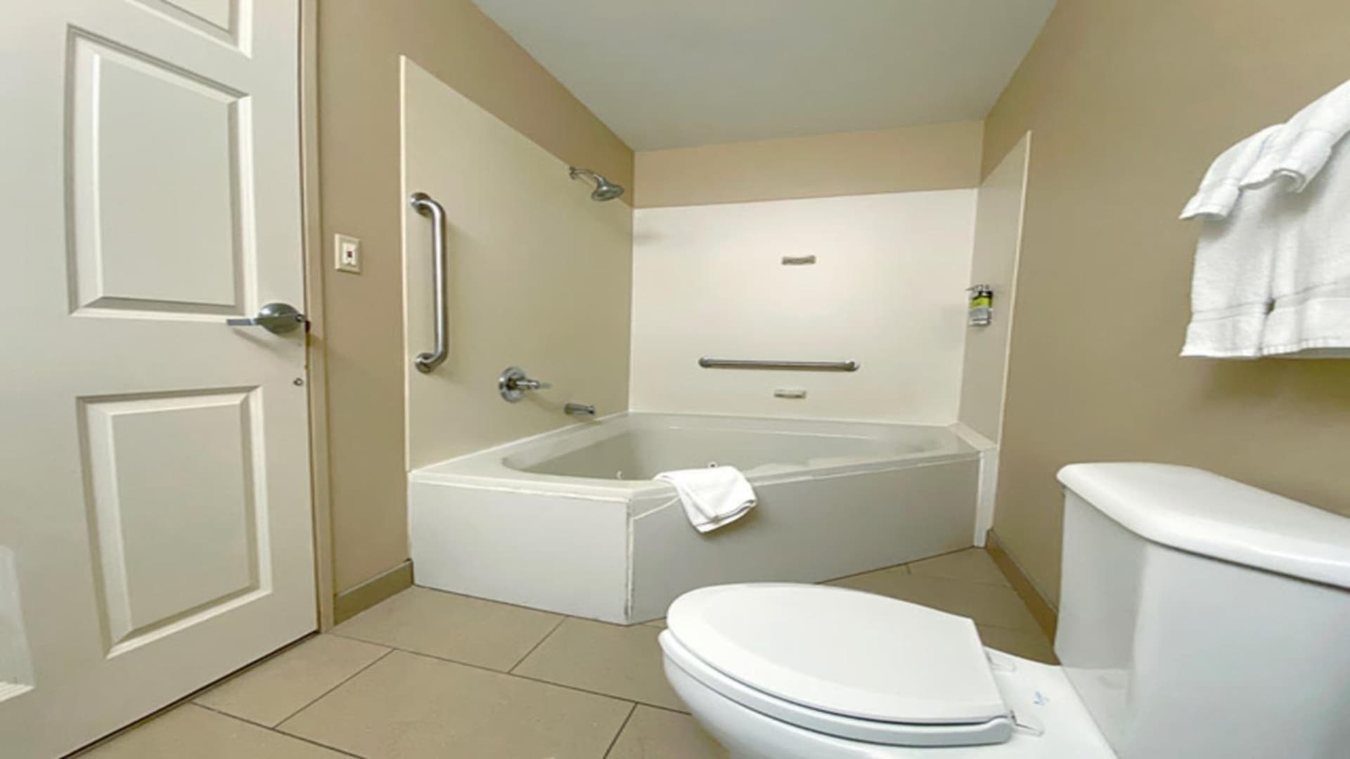Holiday Inn Express Bloomington West by IHG gallery photo in Bloomington, IL — image 19