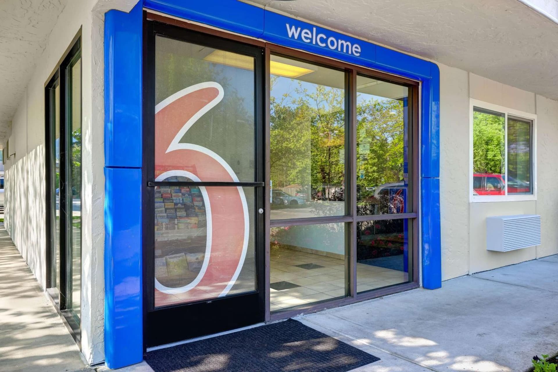 Motel 6-Issaquah, WA - Seattle - East interior in Issaquah, WA — gallery photo 2