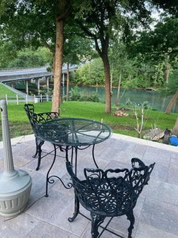 Horseshoe Riverside Lodge interior in Canyon Lake, TX — gallery photo 2