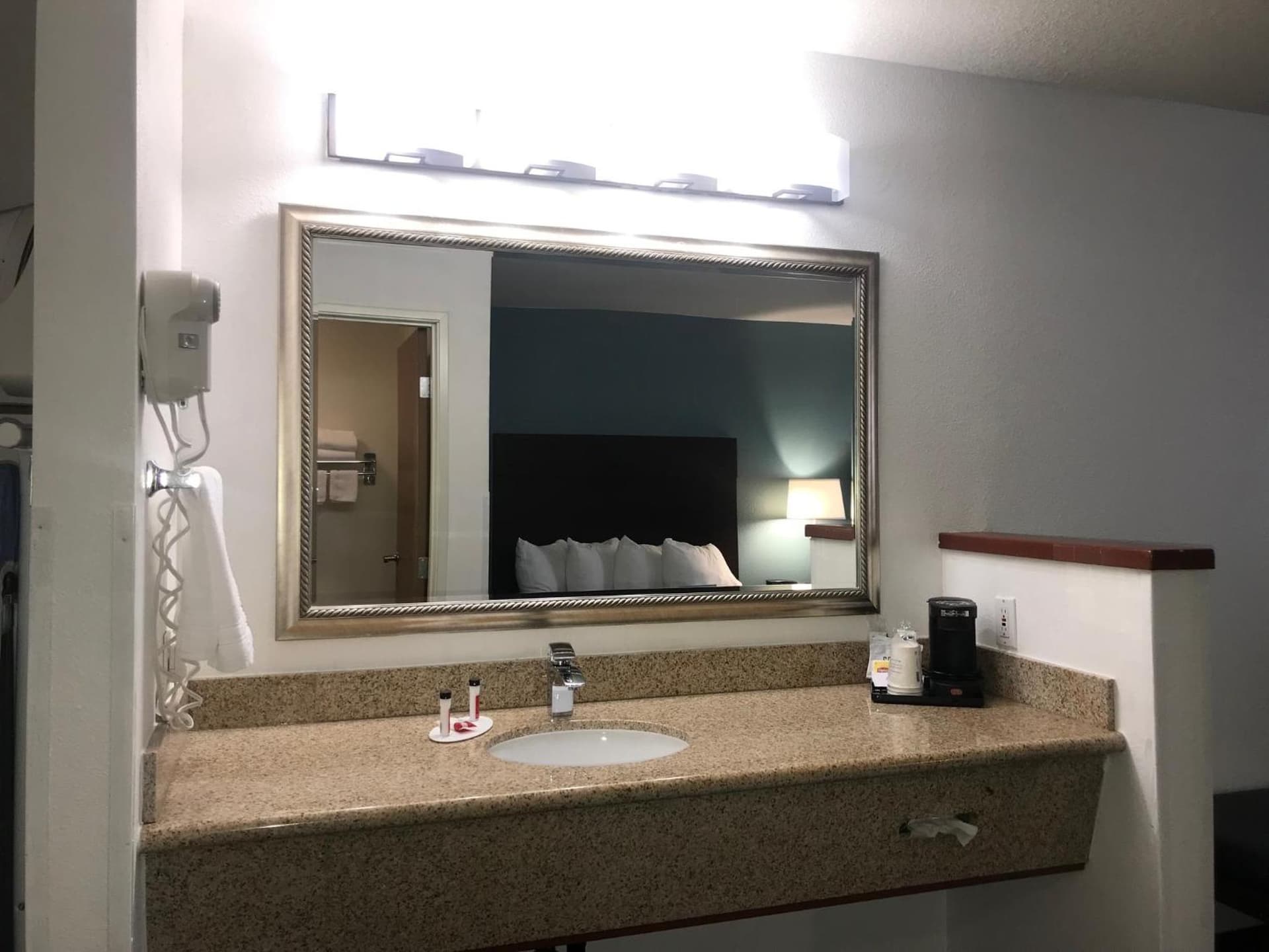 Days Inn & Suites by Wyndham Gresham property views in Gresham, OR — gallery photo 3