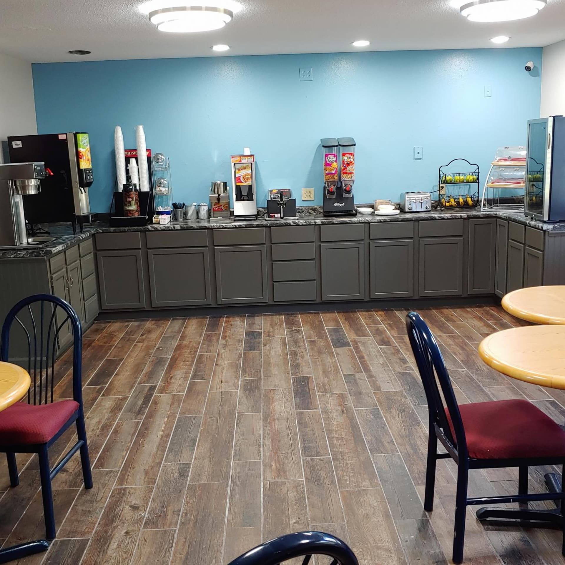 Days Inn by Wyndham West-Eau Claire interior in Eau Claire, WI — gallery photo 2