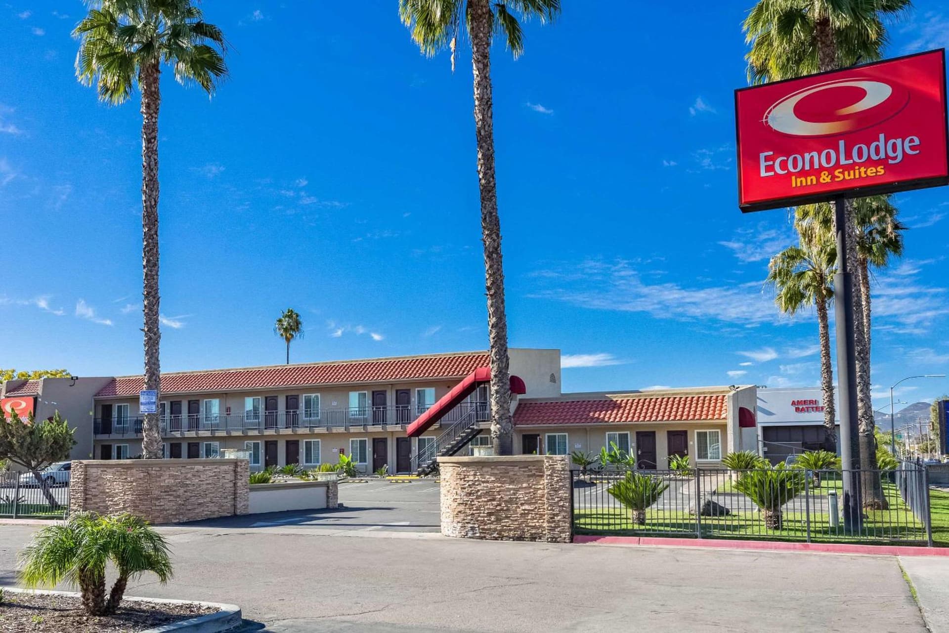 Econo Lodge Inn & Suites Escondido Downtown interior in Escondido, CA — gallery photo 2