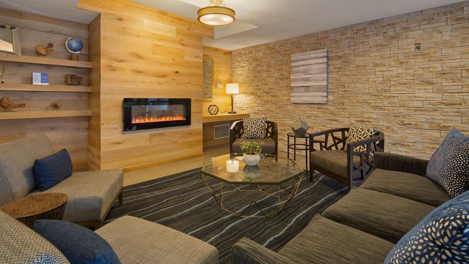 Best Western Eau Claire South interior in Eau Claire, WI — gallery photo 2