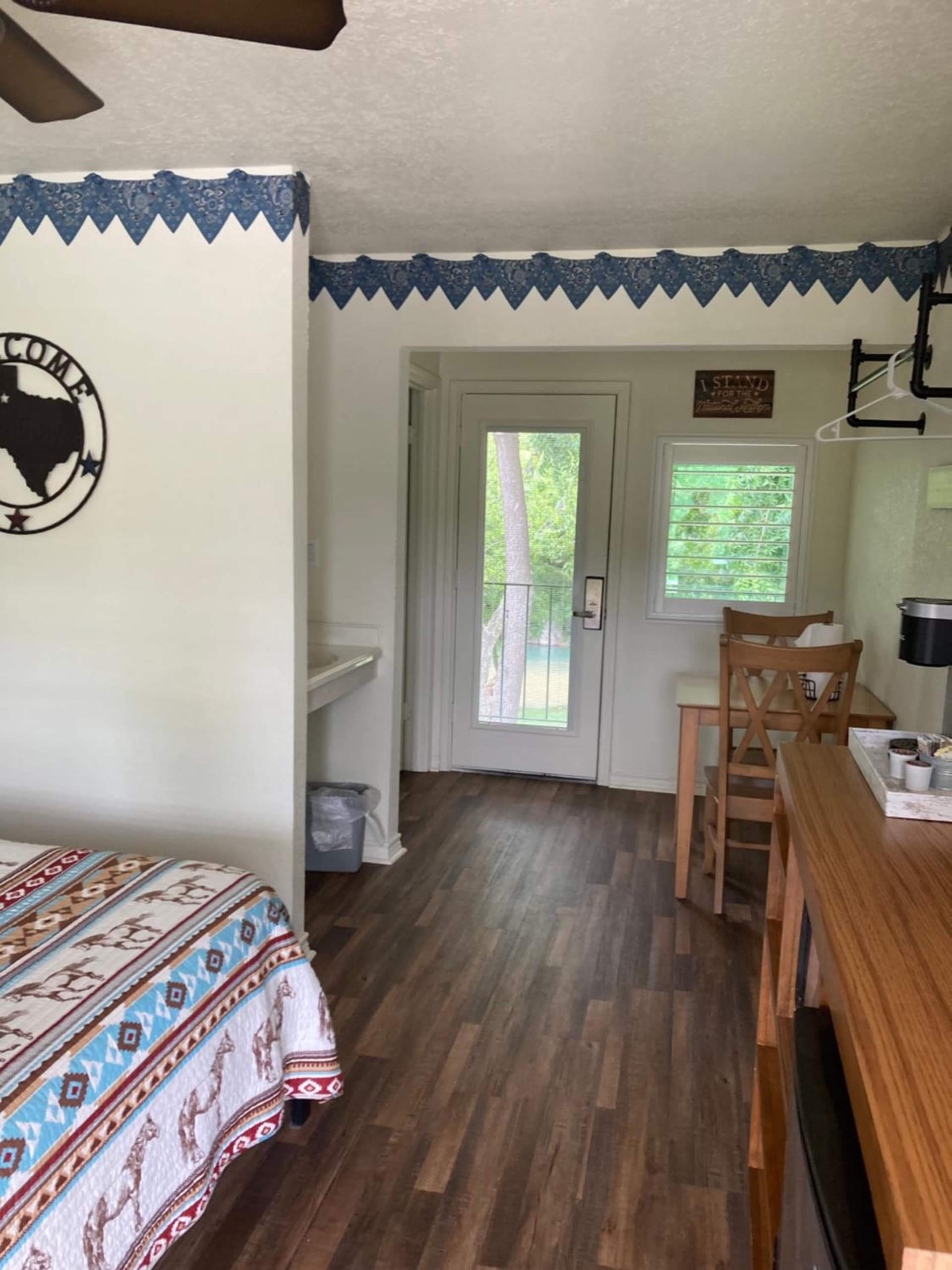 Horseshoe Riverside Lodge gallery photo in Canyon Lake, TX — image 16