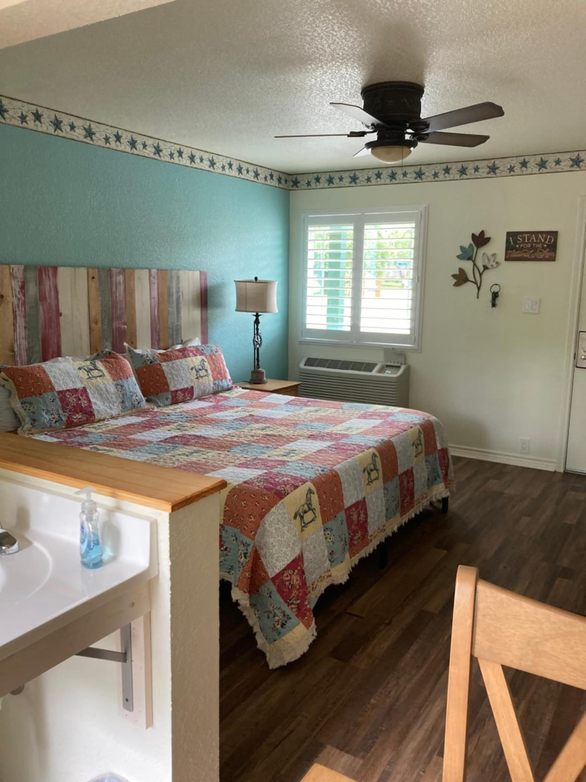Horseshoe Riverside Lodge gallery photo in Canyon Lake, TX — image 4