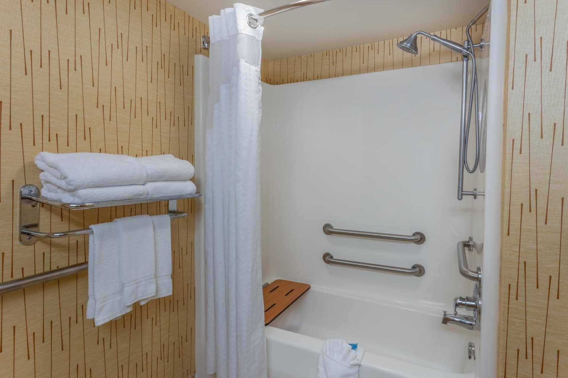 Holiday Inn Express Hotel & Suites Bowling Green by IHG gallery photo in Bowling Green, OH — image 13