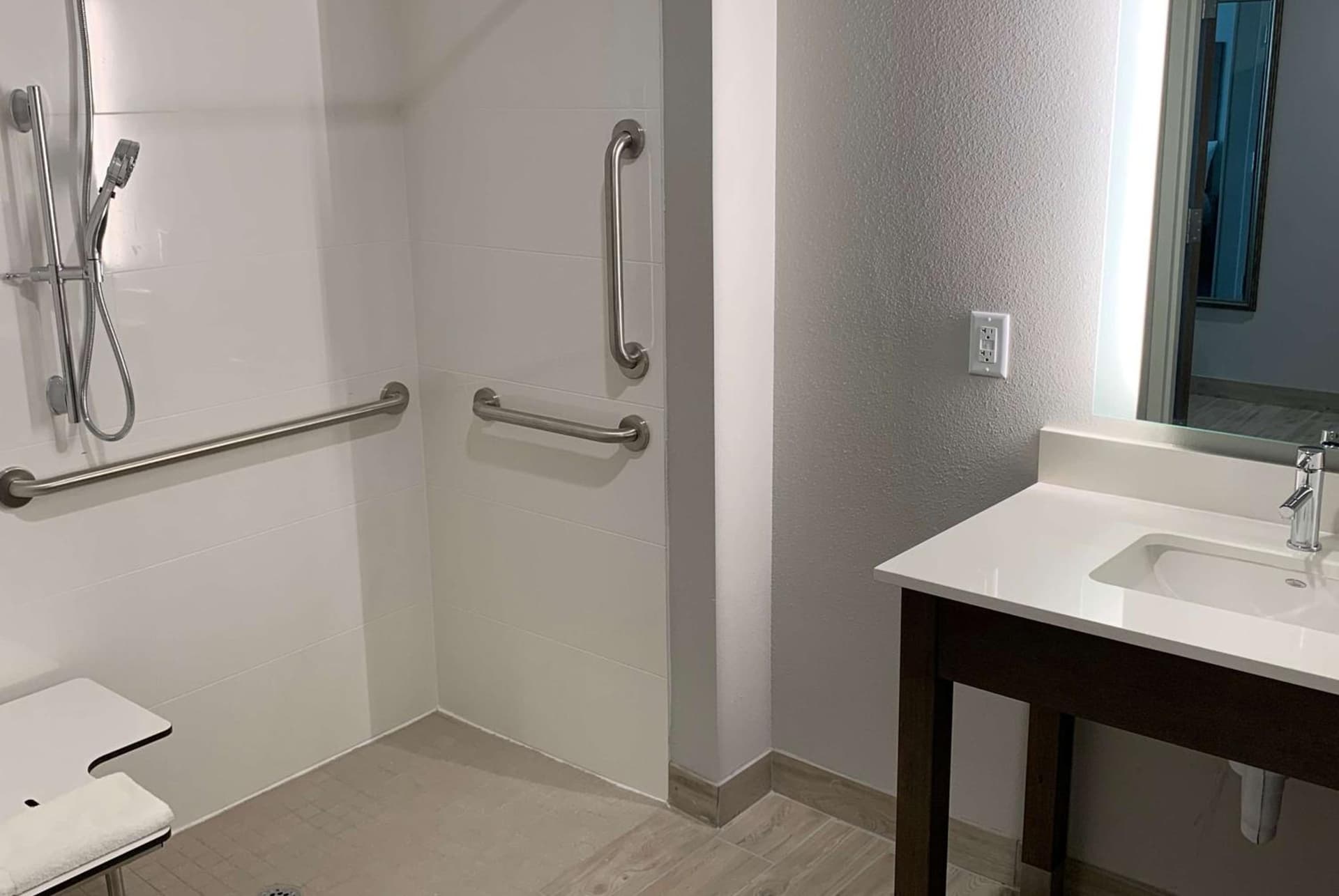 La Quinta Inn & Suites by Wyndham Round Rock near Kalahari gallery photo in Round Rock, TX — image 21