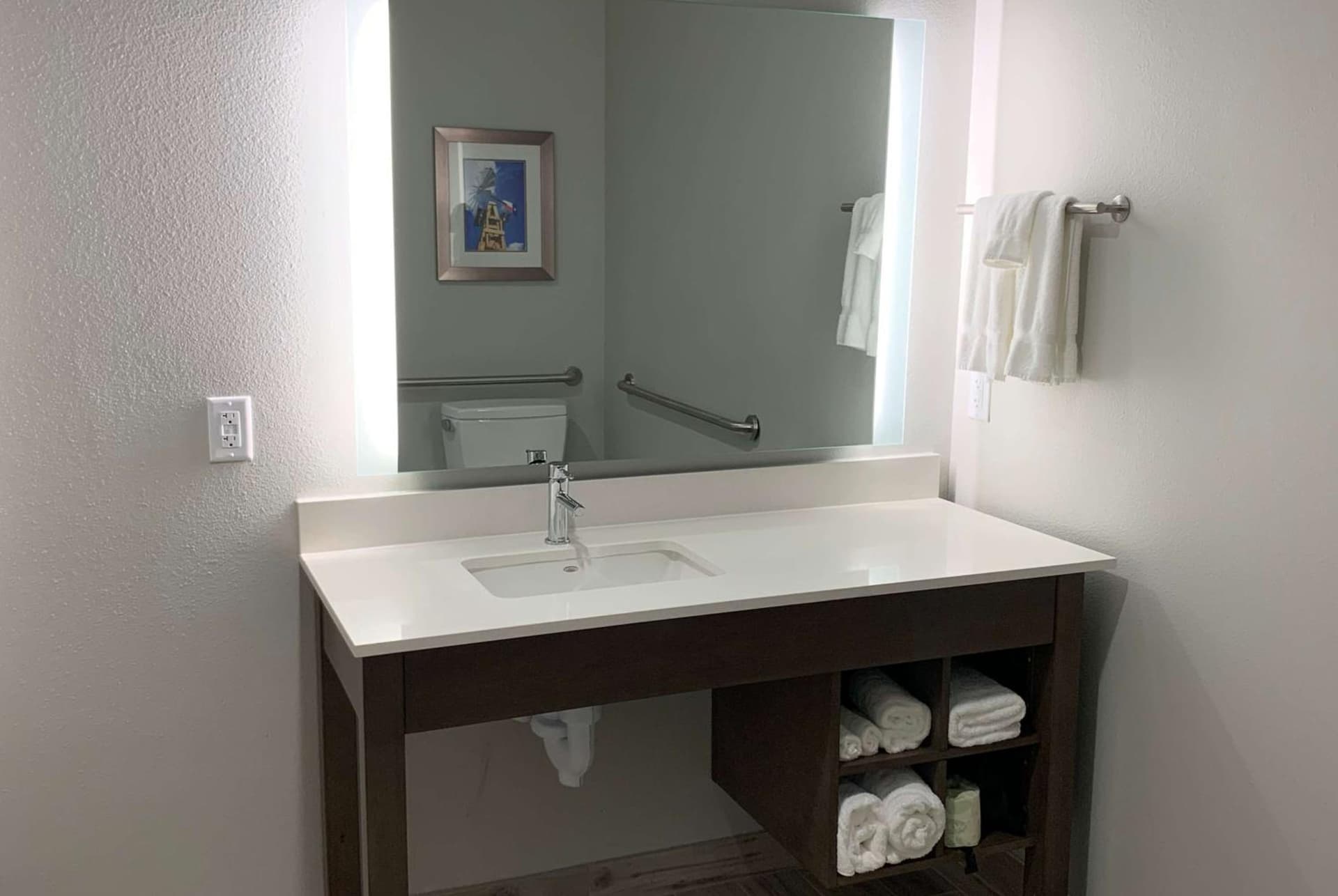 La Quinta Inn & Suites by Wyndham Round Rock near Kalahari gallery photo in Round Rock, TX — image 37