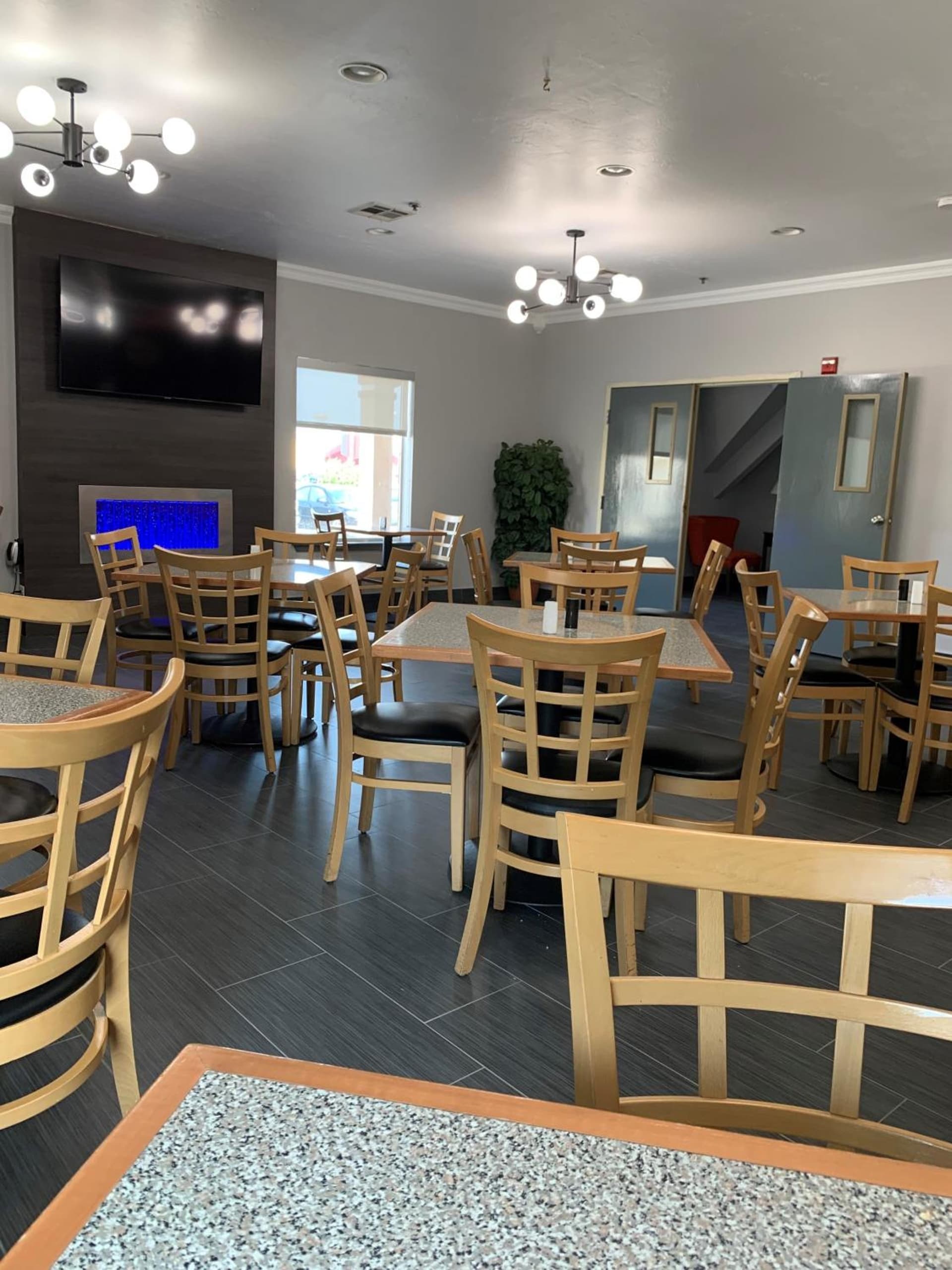 Howard Johnson by Wyndham Oklahoma City OKC Airport, Fairgrounds, I40 interior in Oklahoma City, OK — gallery photo 2