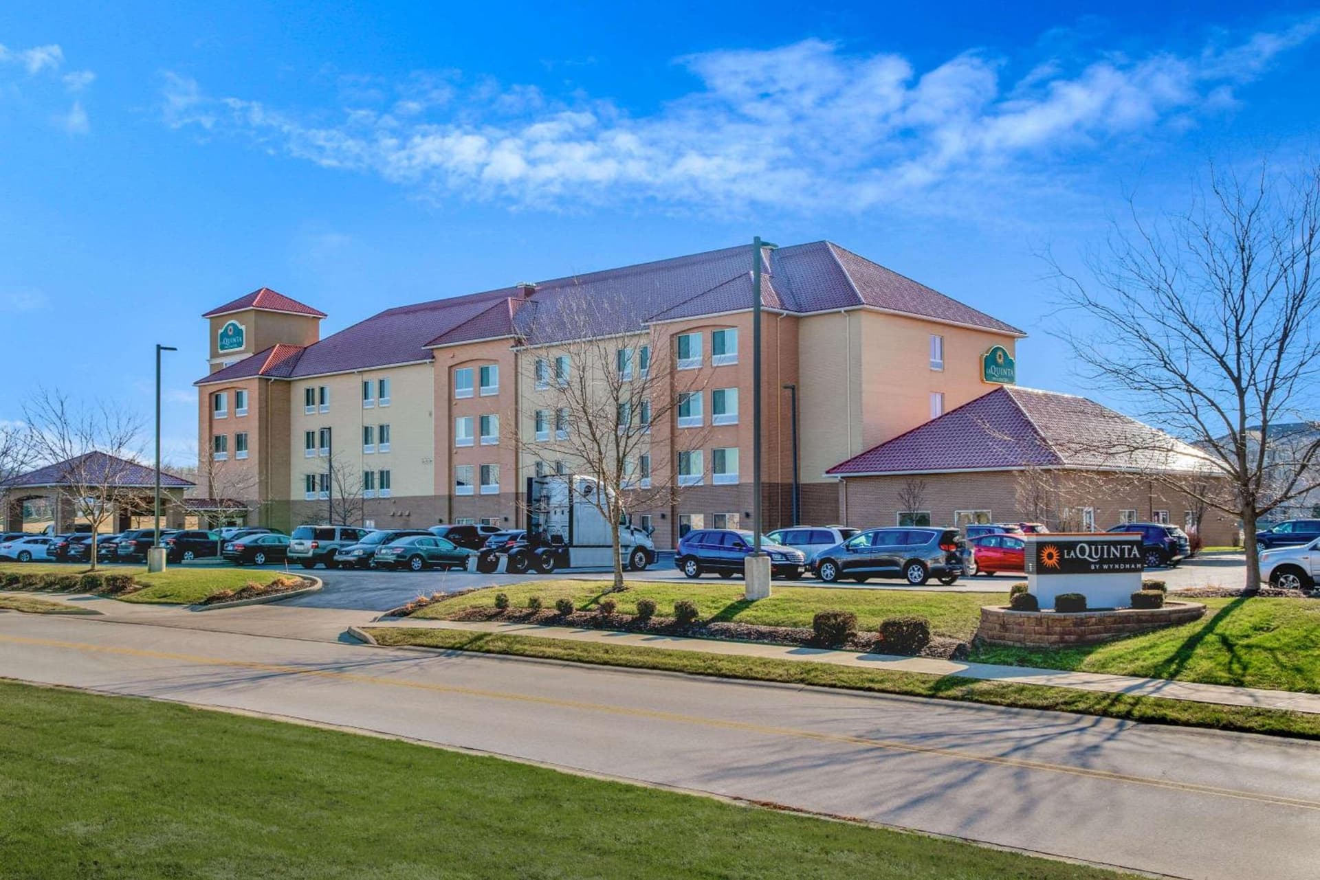 Spark by Hilton Plainfield Indianapolis Airport featured exterior or lobby in Plainfield, IN — similar hotel