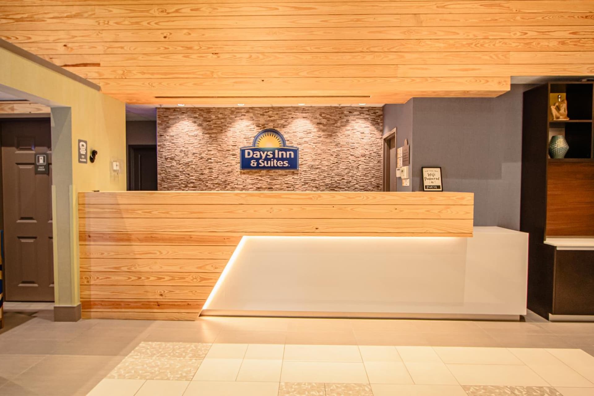 Days Inn & Suites by Wyndham Fort Myers Near JetBlue Park gallery photo in Fort Myers, FL — image 21