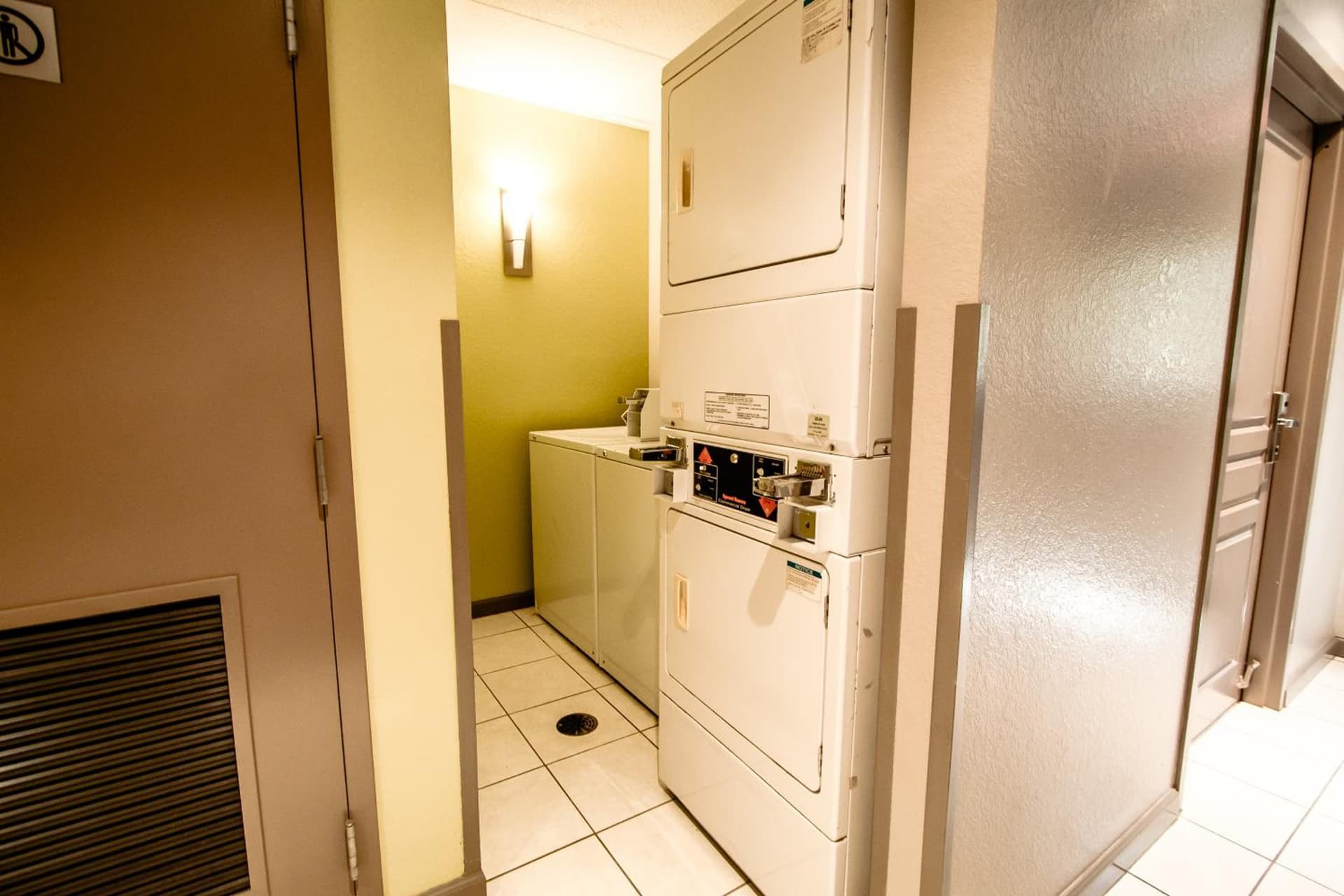 Days Inn & Suites by Wyndham Fort Myers Near JetBlue Park gallery photo in Fort Myers, FL — image 32