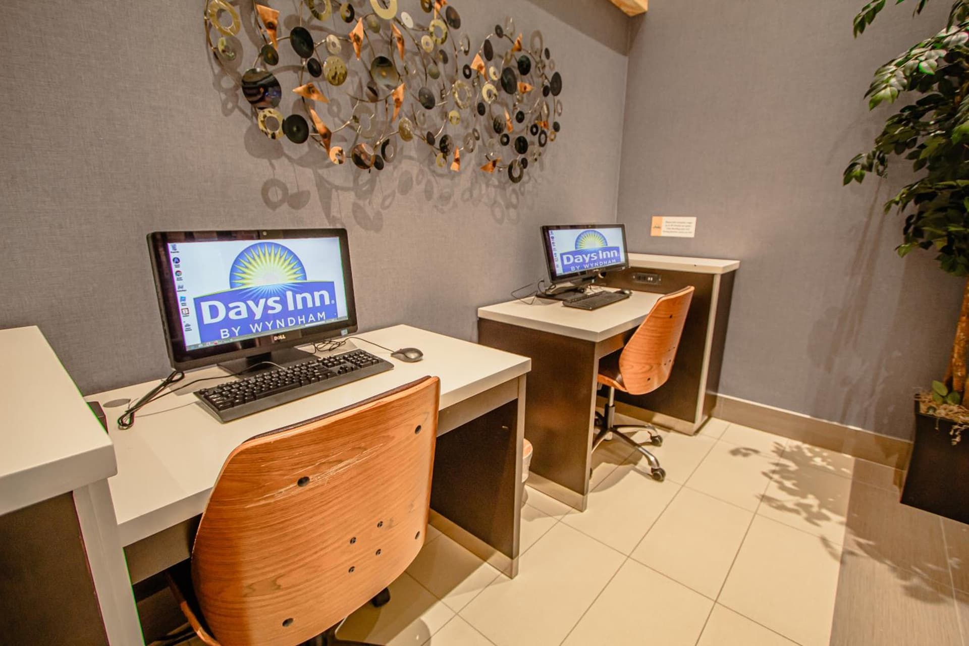 Days Inn & Suites by Wyndham Fort Myers Near JetBlue Park gallery photo in Fort Myers, FL — image 16