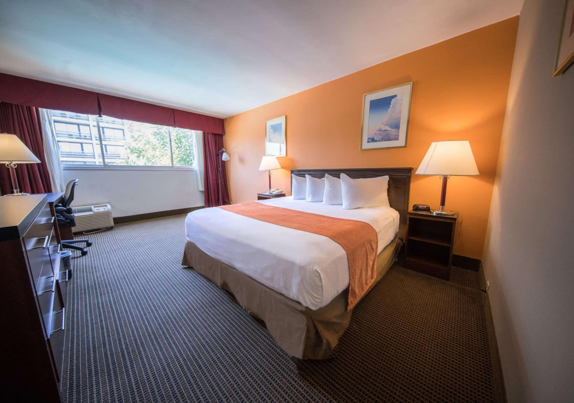 Howard Johnson by Wyndham Fullerton/Anaheim Conference Cntr interior in Fullerton, CA — gallery photo 2