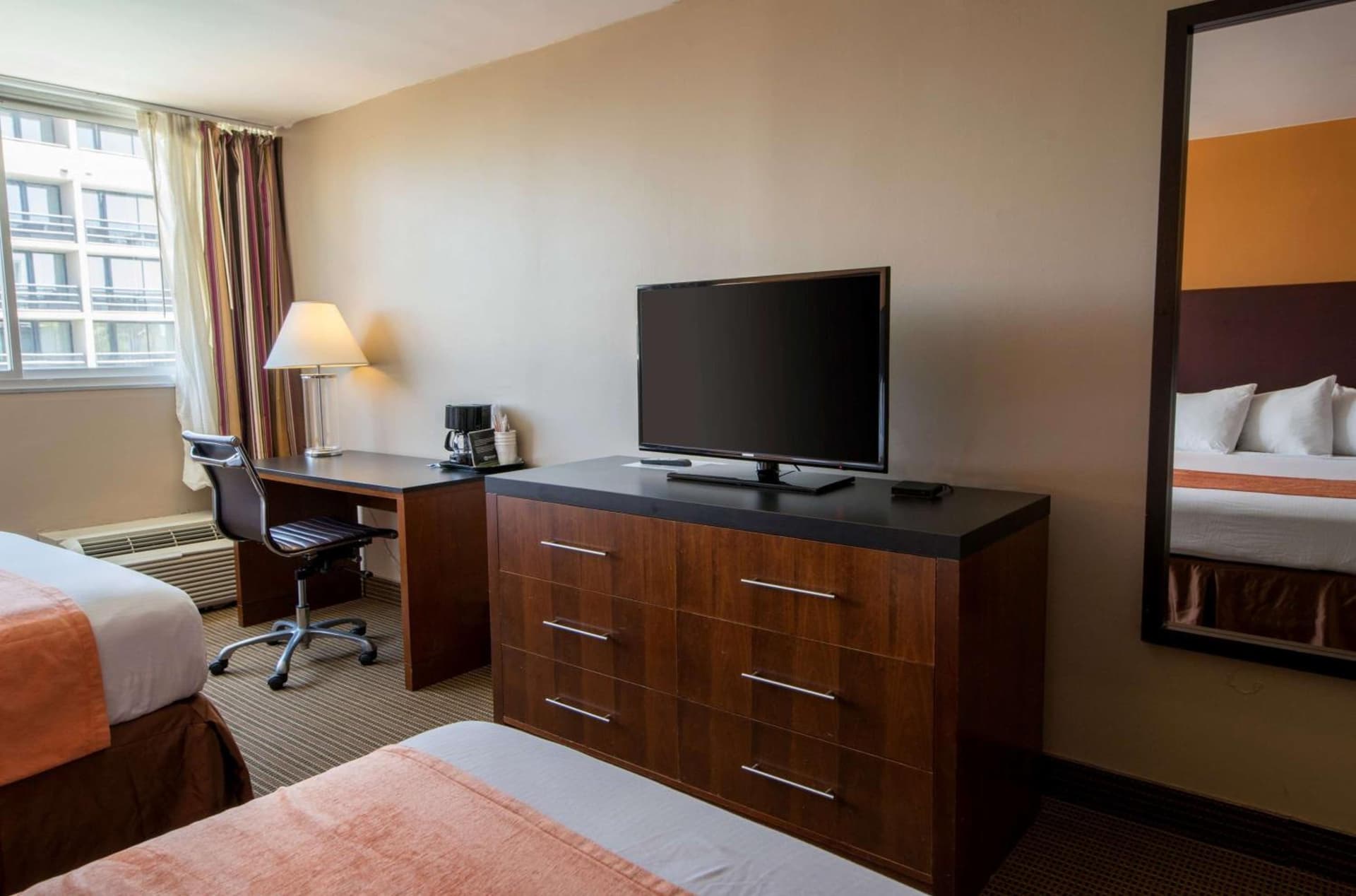 Howard Johnson by Wyndham Fullerton/Anaheim Conference Cntr gallery photo in Fullerton, CA — image 9