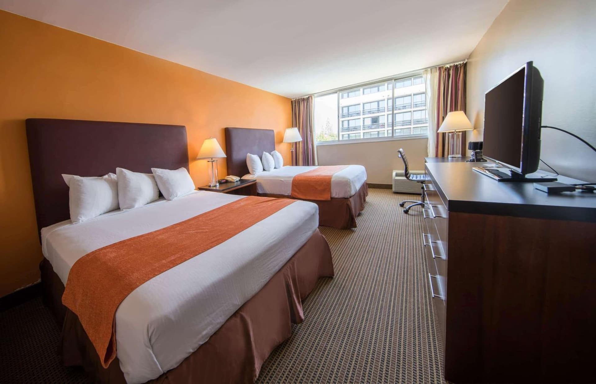 Howard Johnson by Wyndham Fullerton/Anaheim Conference Cntr property views in Fullerton, CA — gallery photo 3