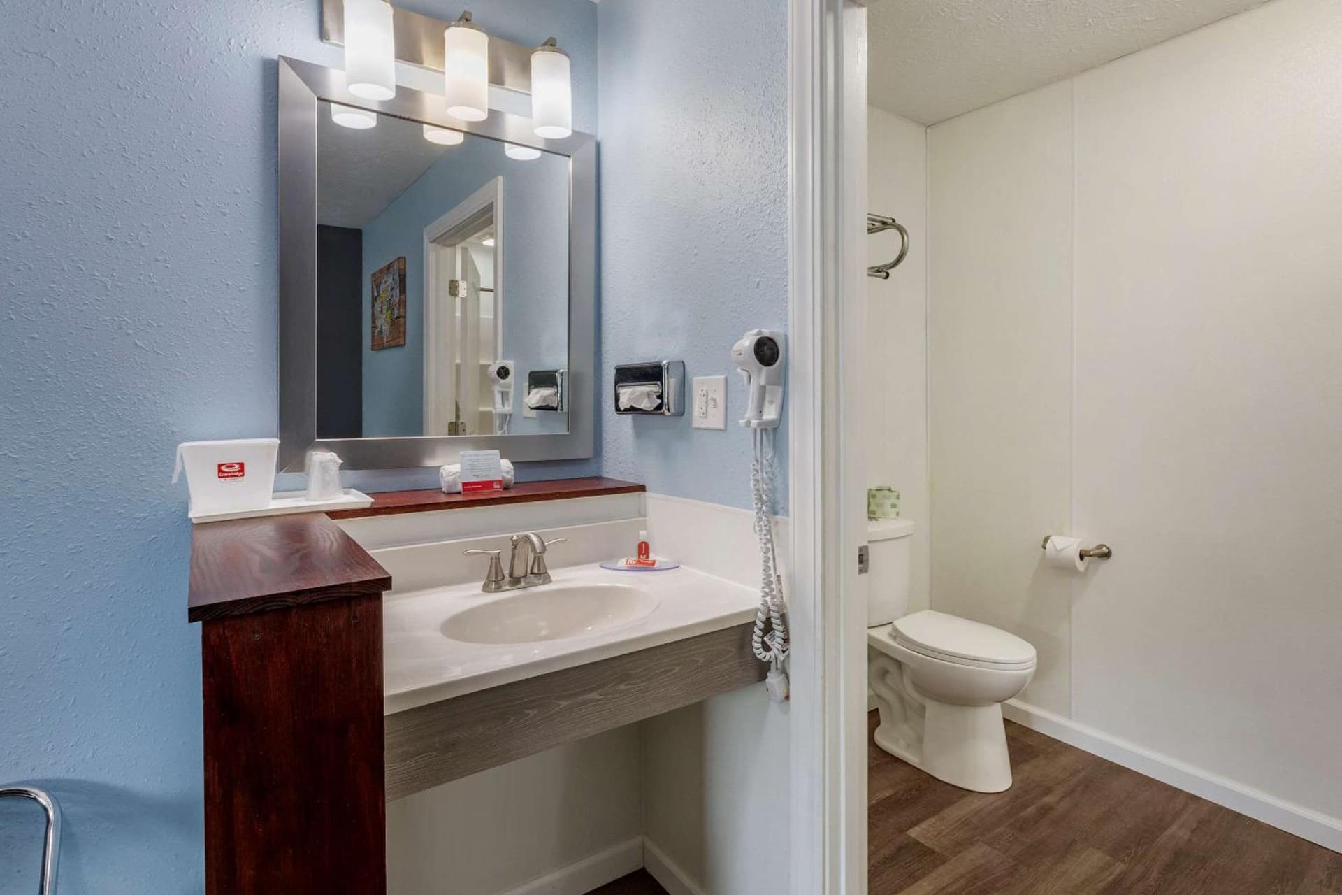 Econo Lodge Inn & Suites Sandusky South property views in Sandusky, OH — gallery photo 3