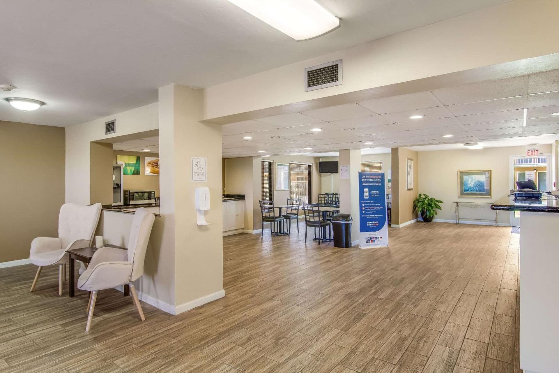 Suburban Studios Hotel Kingsland Near I-95 interior in Kingsland, GA — gallery photo 2