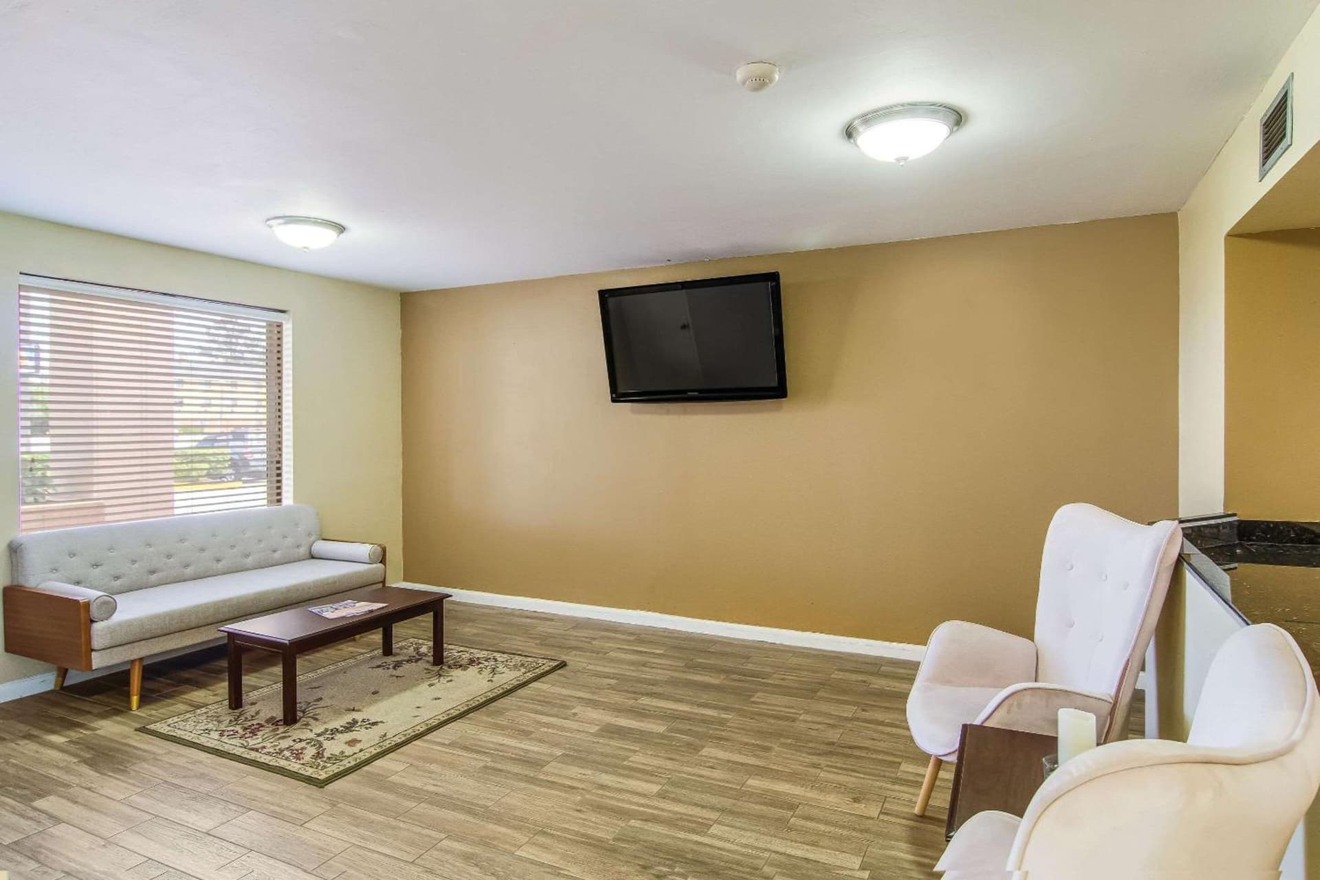 Suburban Studios Hotel Kingsland Near I-95 property views in Kingsland, GA — gallery photo 3