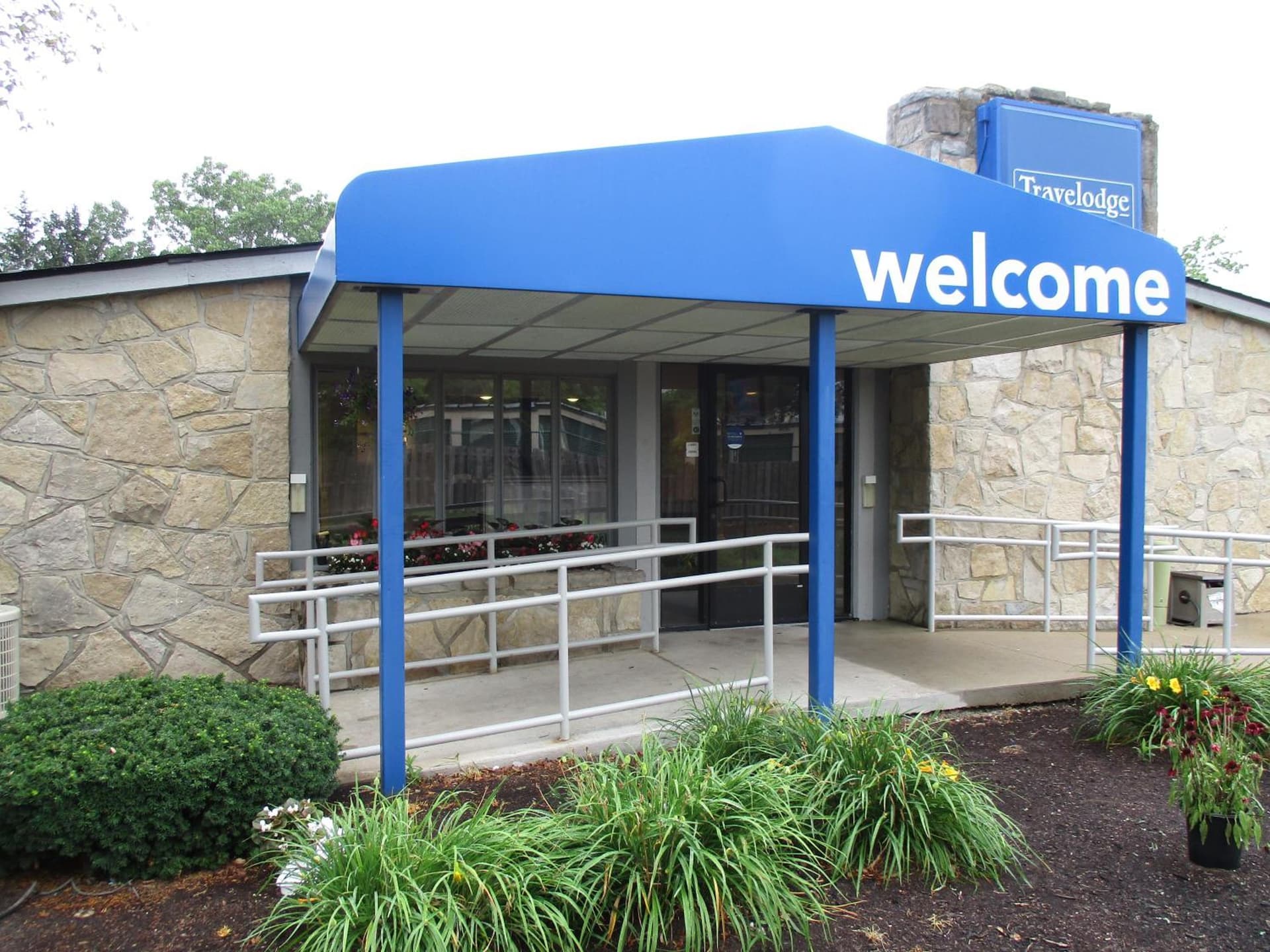 Travelodge by Wyndham Lansing interior in Lansing, MI — gallery photo 2
