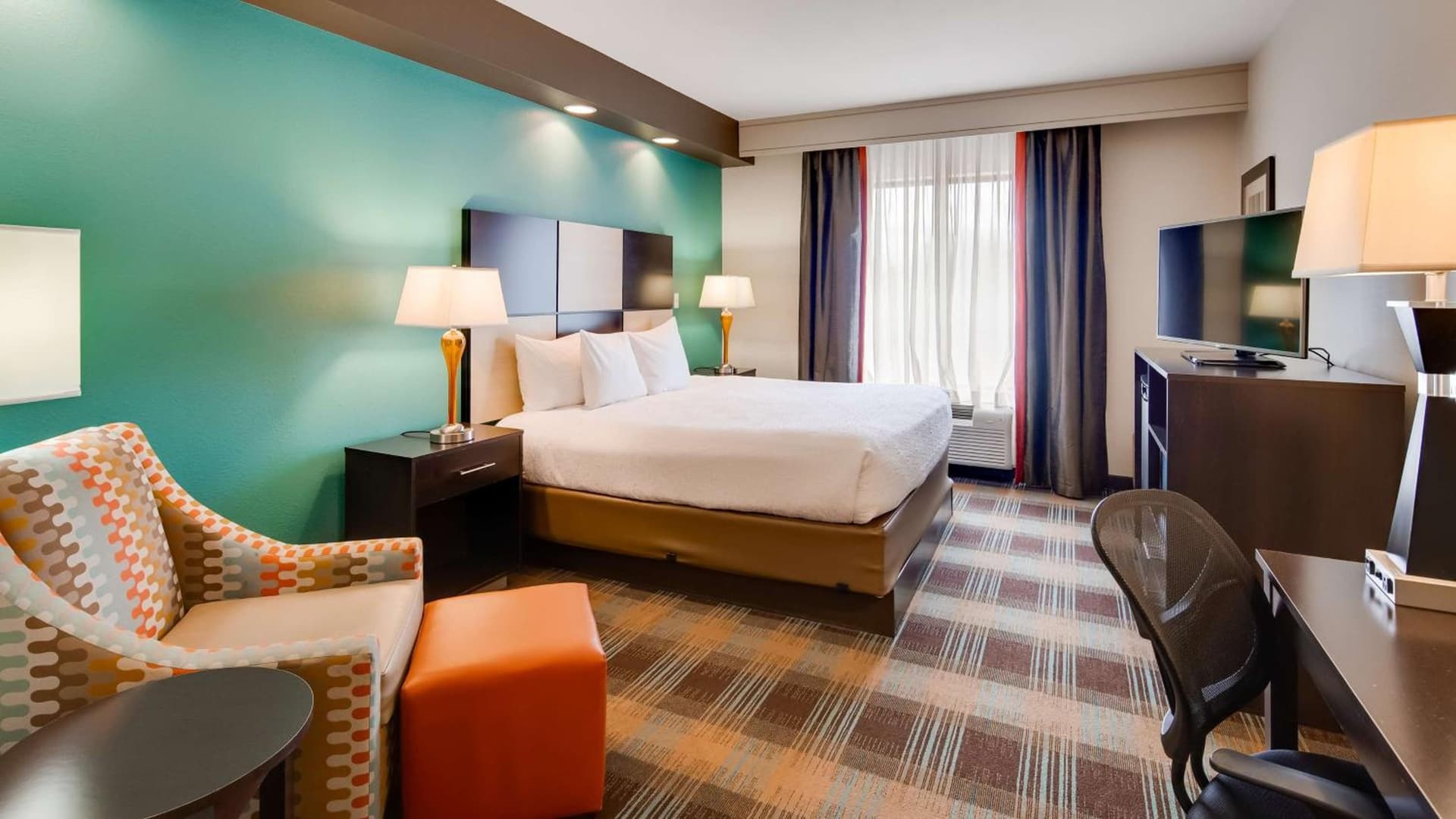 Best Western Plus Atrium Inn & Suites interior in Clarksville, TN — gallery photo 2