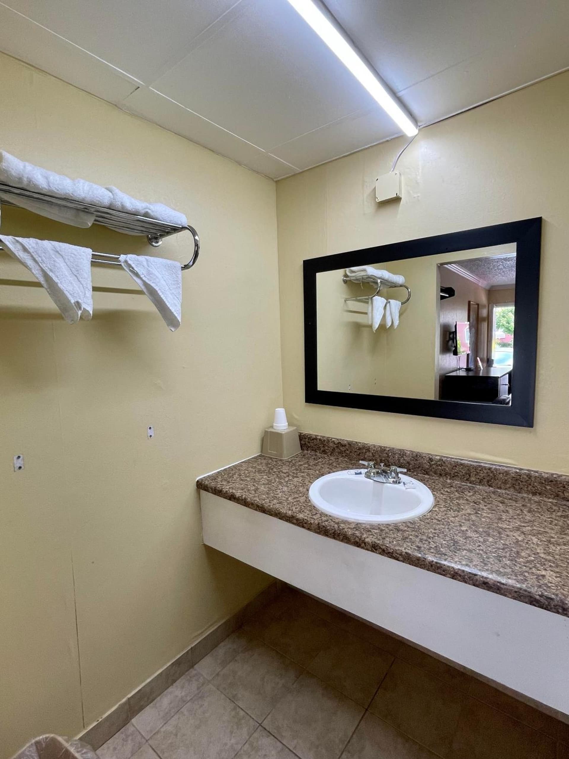 Economy Motel interior in Galloway, NJ — gallery photo 2