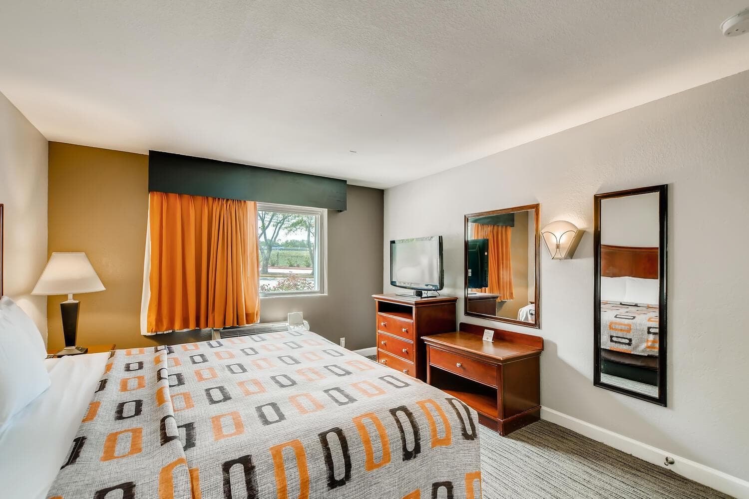 Orangewood Inn and Suites Midtown property views in Austin, TX — gallery photo 3