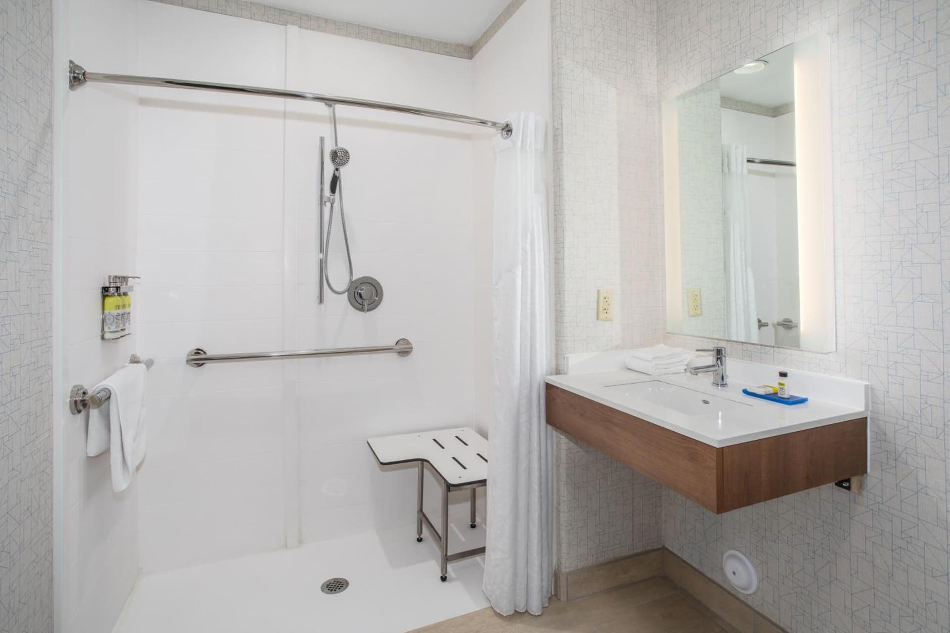 Holiday Inn Express & Suites Phoenix Glendale Dist by IHG gallery photo in Glendale, AZ — image 37