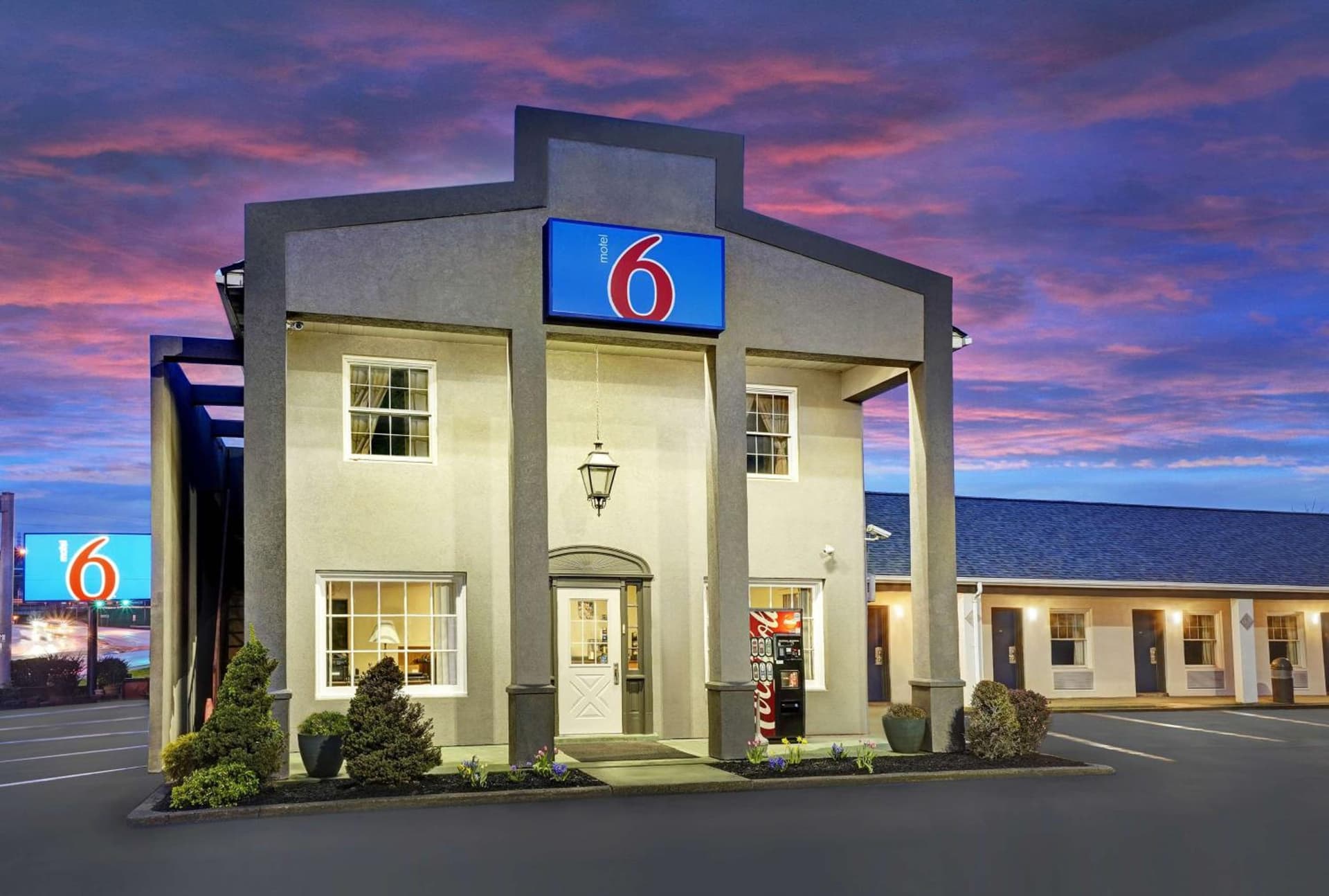 Motel 6 Washington, PA interior in Washington, PA — gallery photo 2