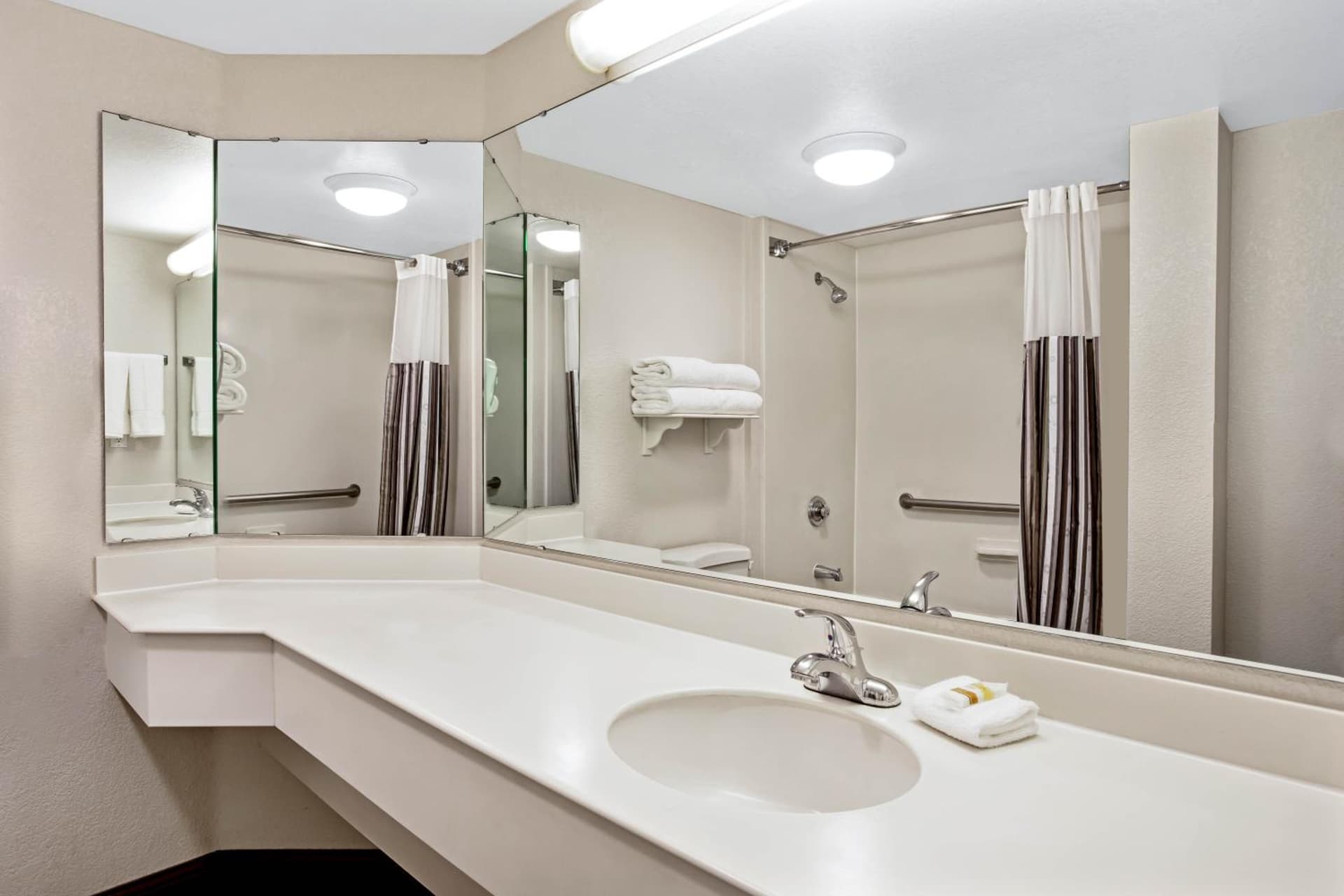 La Quinta Inn & Suites by Wyndham Charleston Riverview gallery photo in Charleston, SC — image 16
