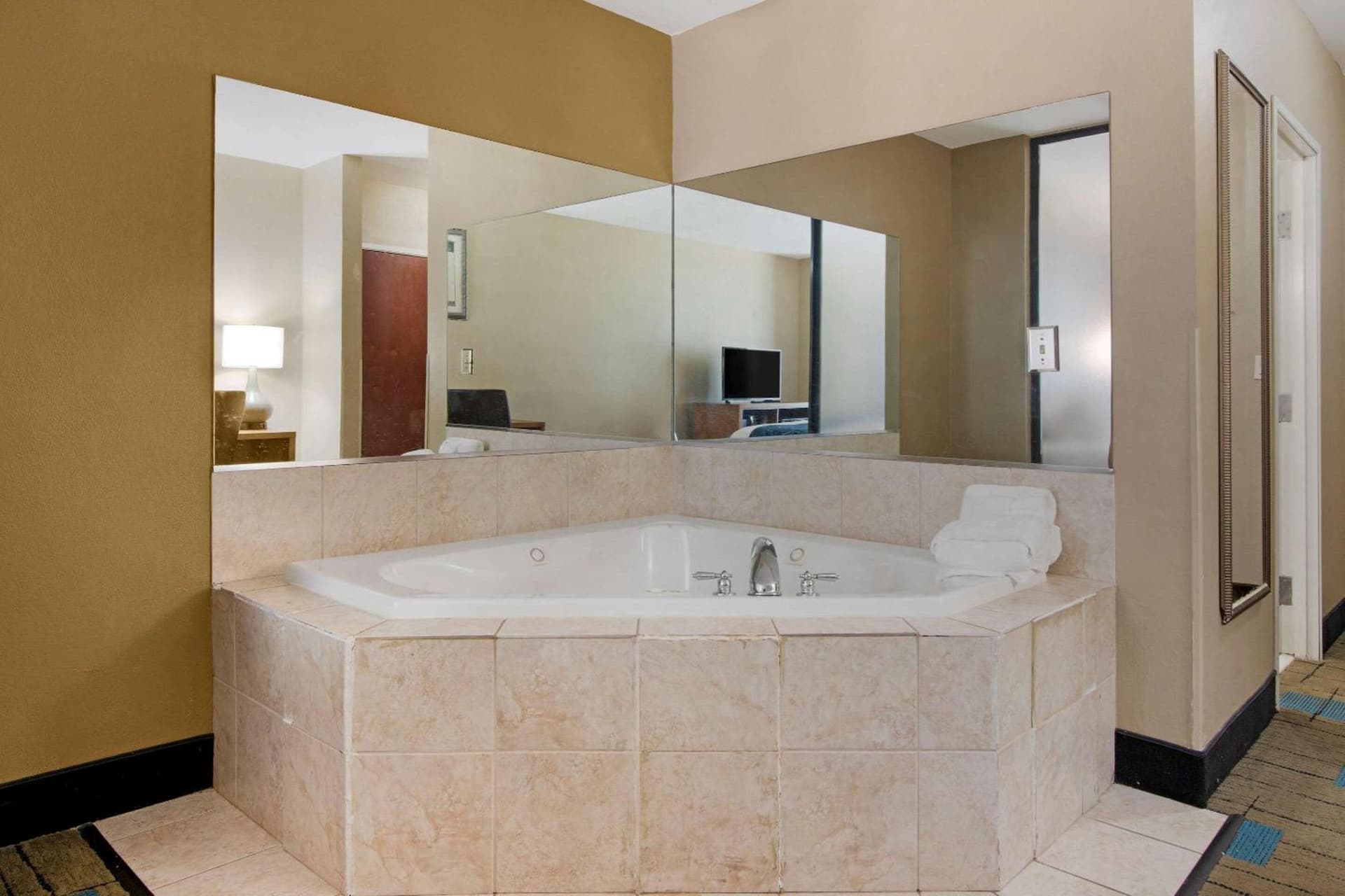 Comfort Suites near MCAS Beaufort interior in Beaufort, SC — gallery photo 2