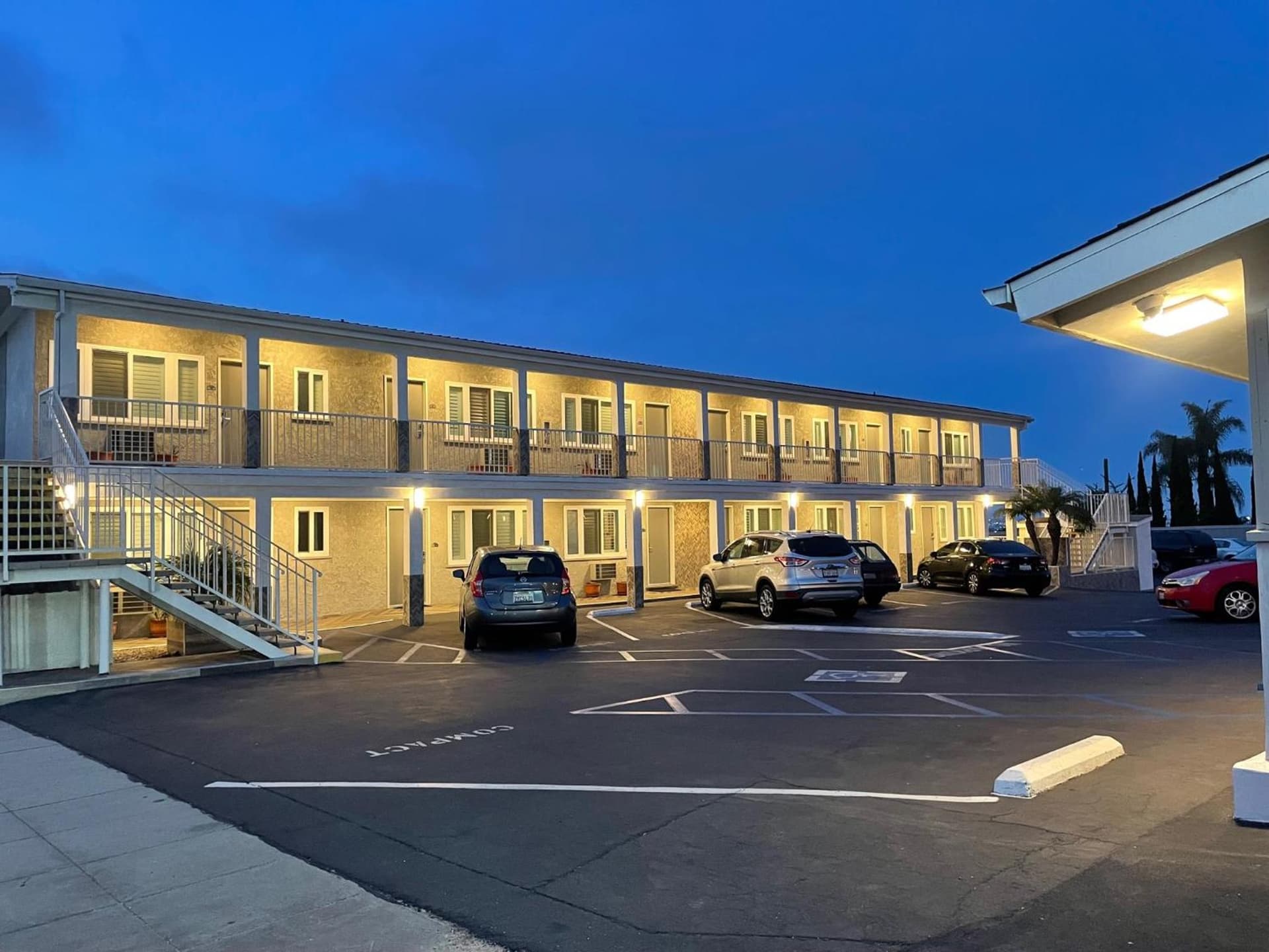 Hi View Inn & Suites interior in Manhattan Beach, CA — gallery photo 2