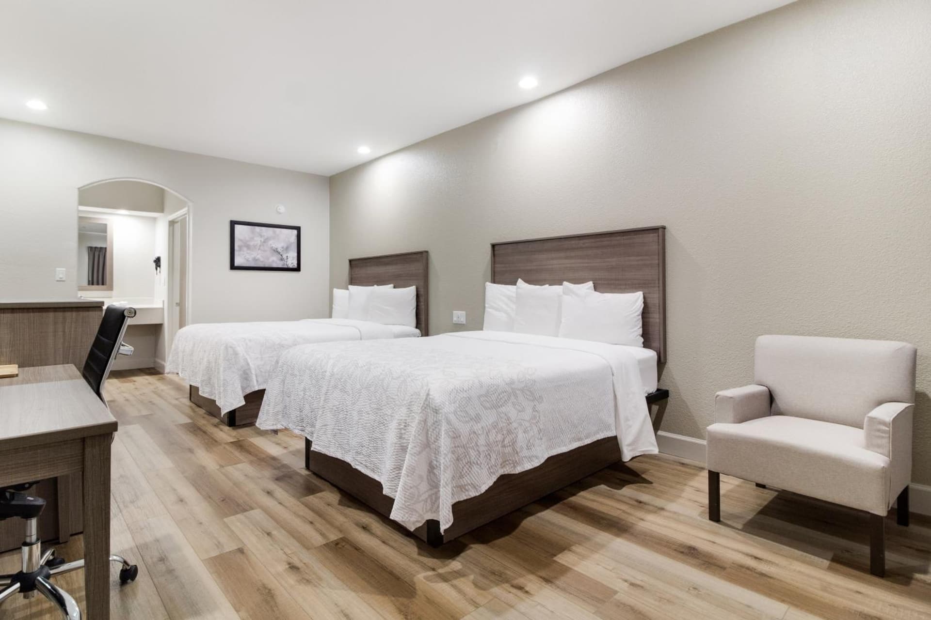 Red Roof Inn PLUS + Galveston - Beachfront gallery photo in Galveston, TX — image 11