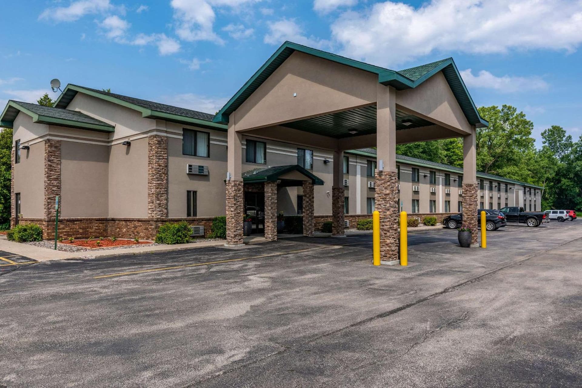 Quality Inn & Suites Marinette interior in Marinette, WI — gallery photo 2