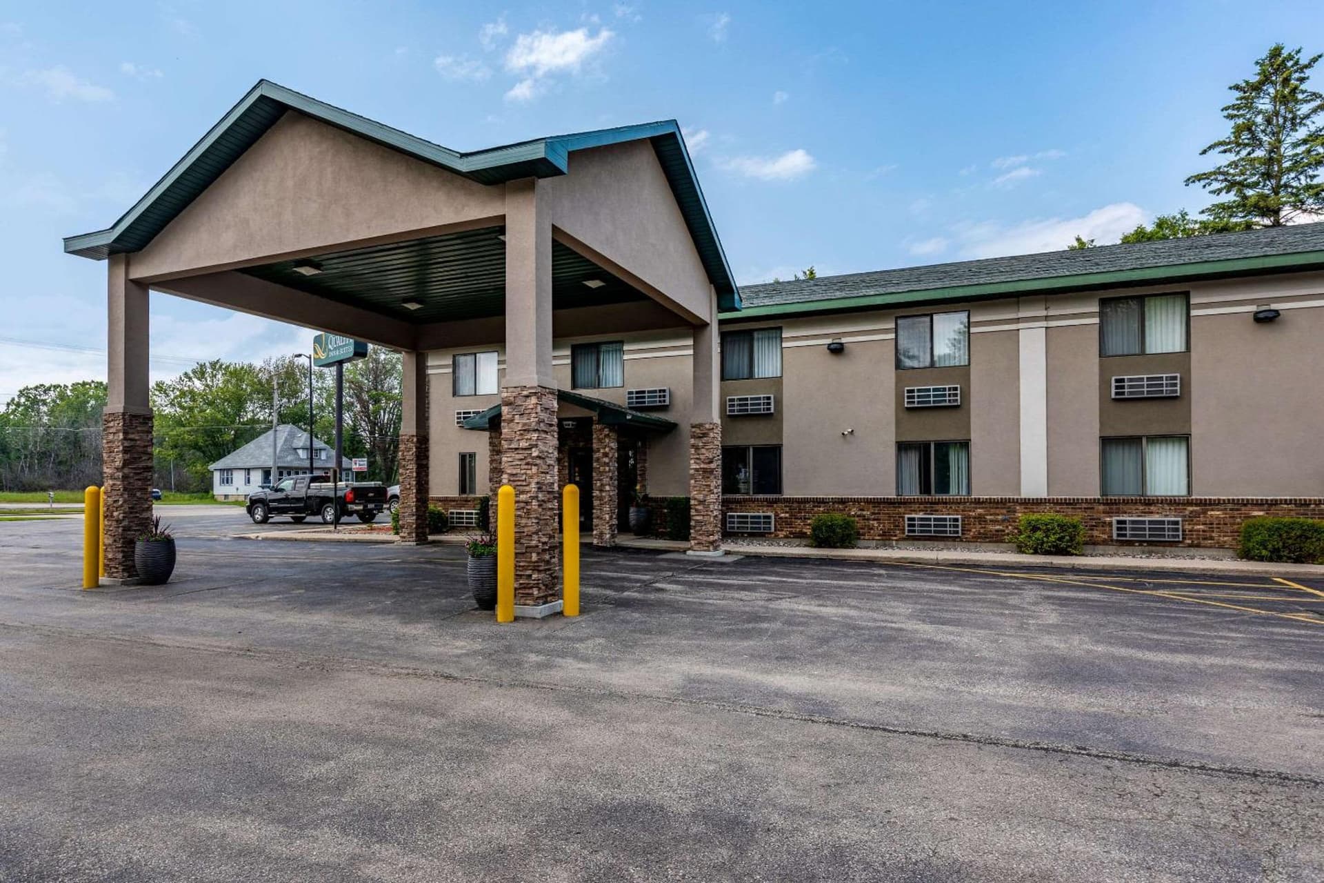 Quality Inn & Suites Marinette property views in Marinette, WI — gallery photo 3