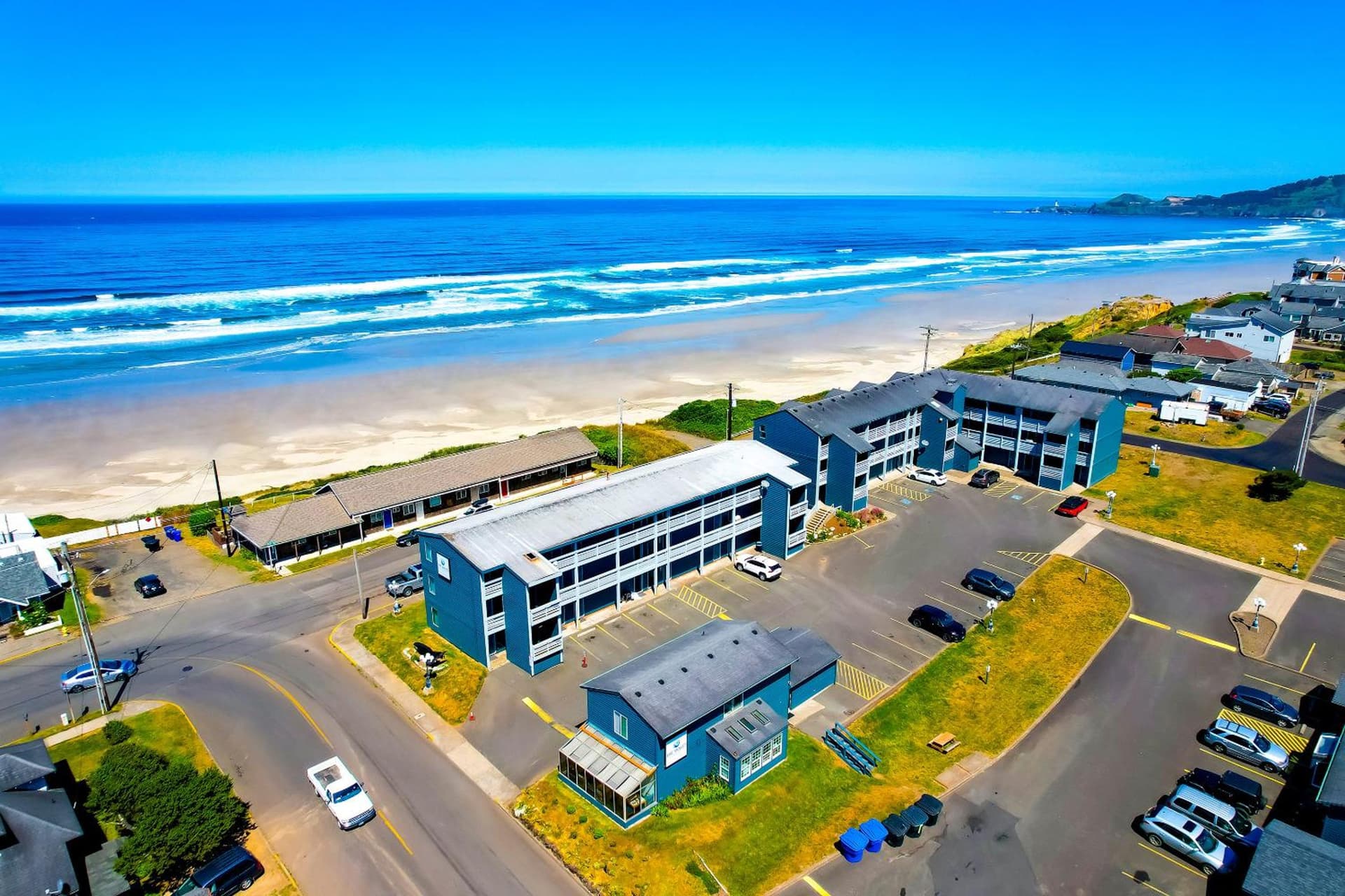 Waves Hotel NYE Beach - Newport OR featured exterior or lobby in Newport, OR — similar hotel
