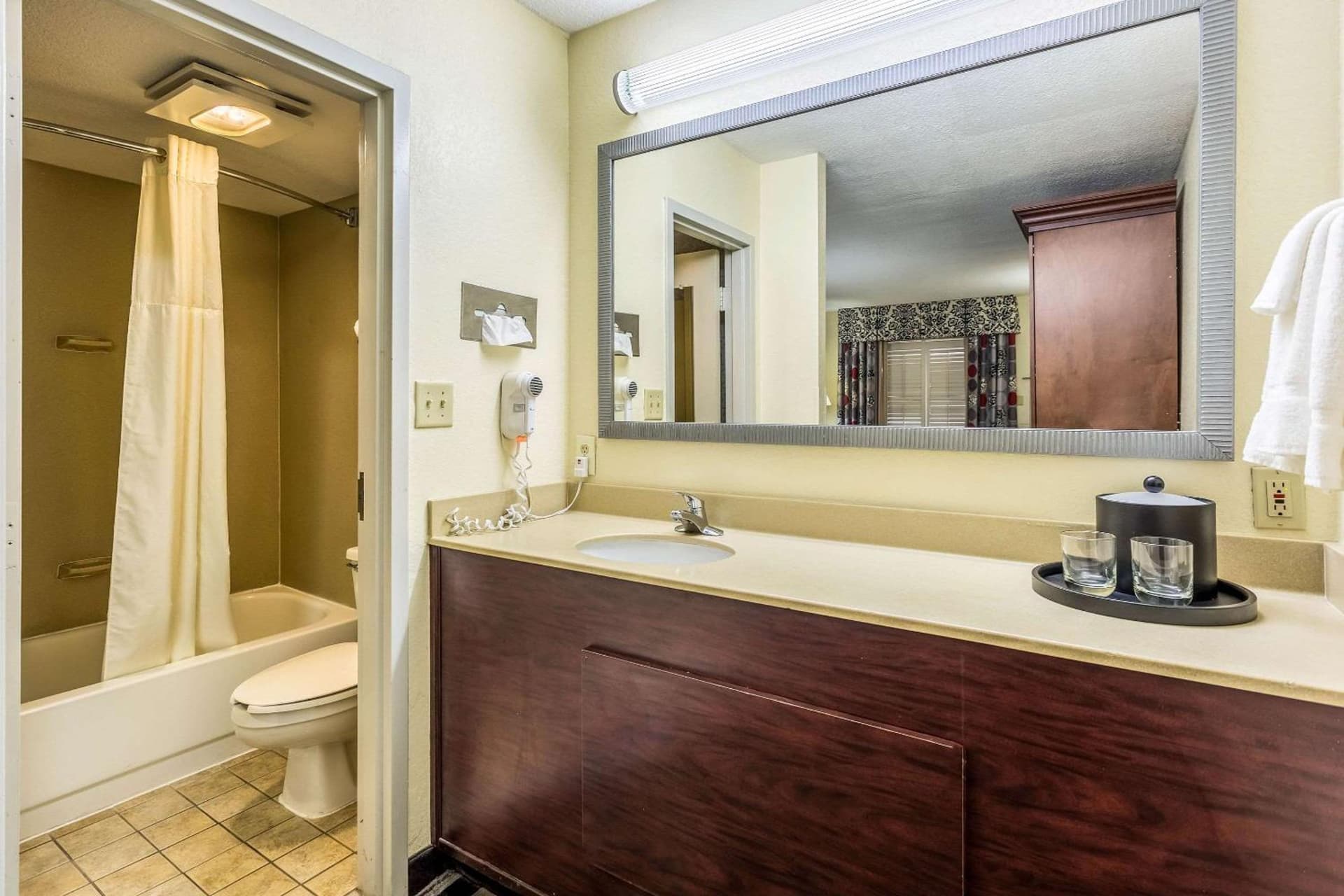 Clarion Pointe Huntsville Research Park gallery photo in Huntsville, AL — image 13