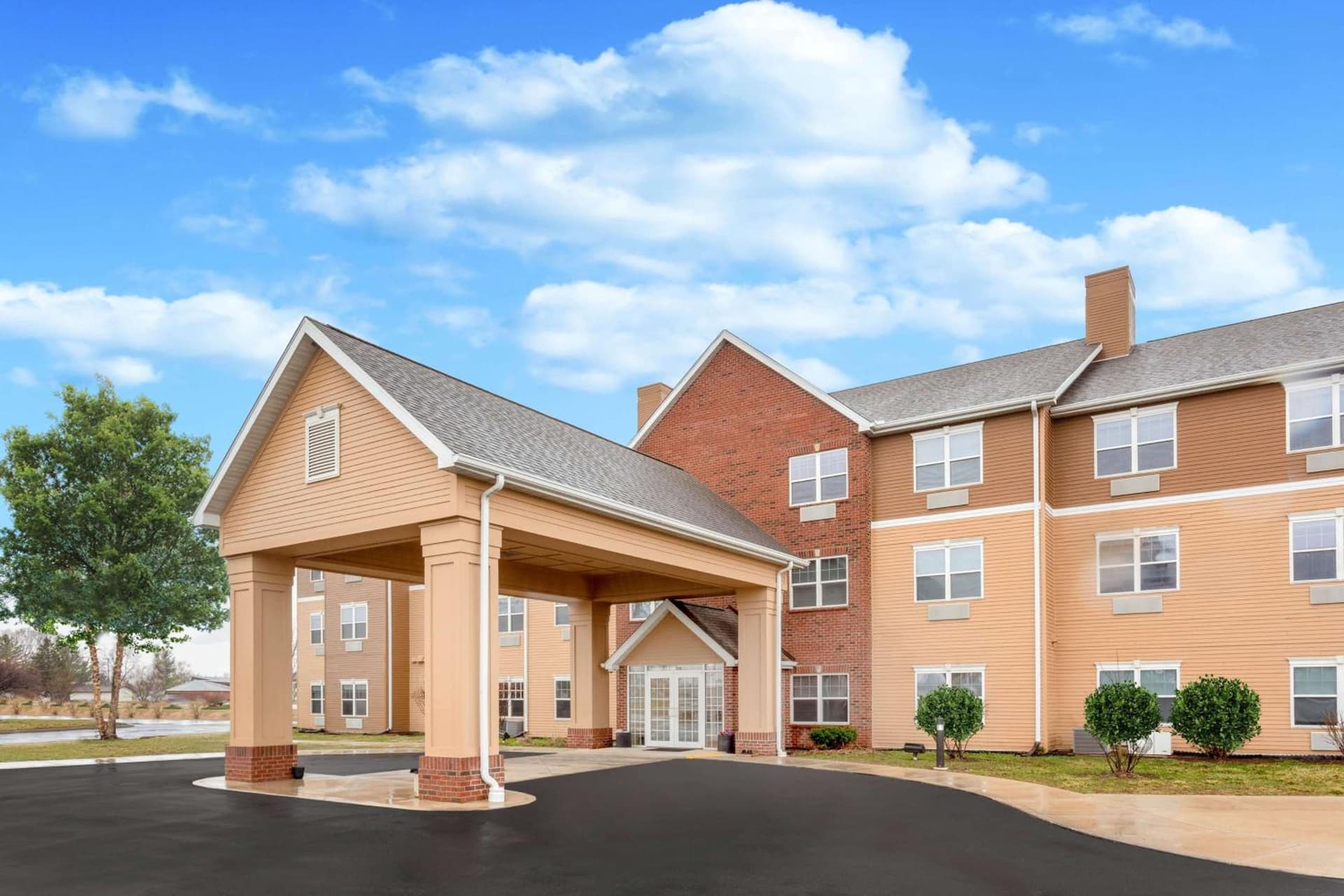 AmericInn by Wyndham Fulton Clinton interior in Fulton, IL — gallery photo 2
