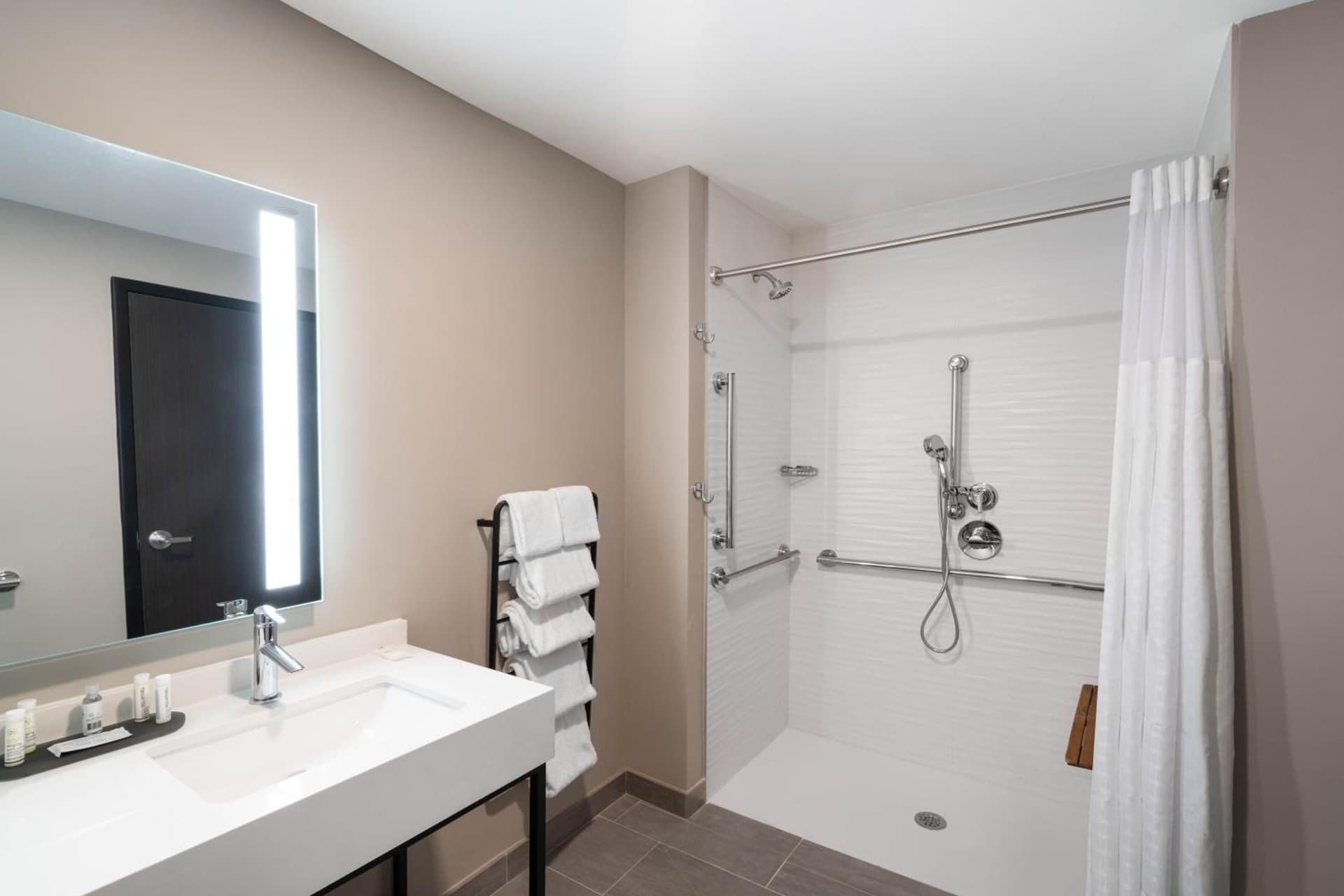 La Quinta Inn & Suites by Wyndham Nashville Downtown Stadium gallery photo in Nashville, TN — image 93