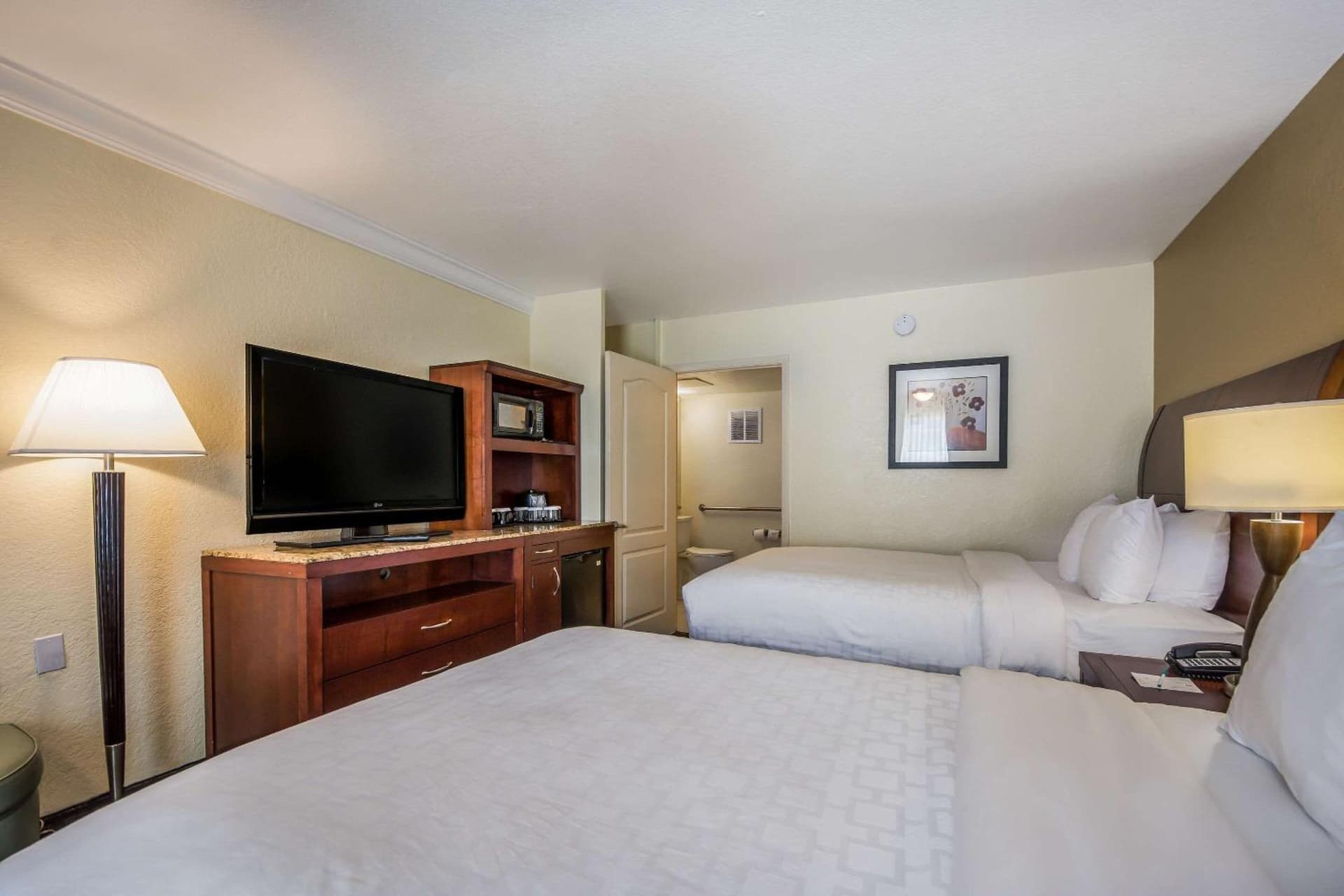 Clarion Inn & Suites Central Clearwater Beach gallery photo in Clearwater, FL — image 8