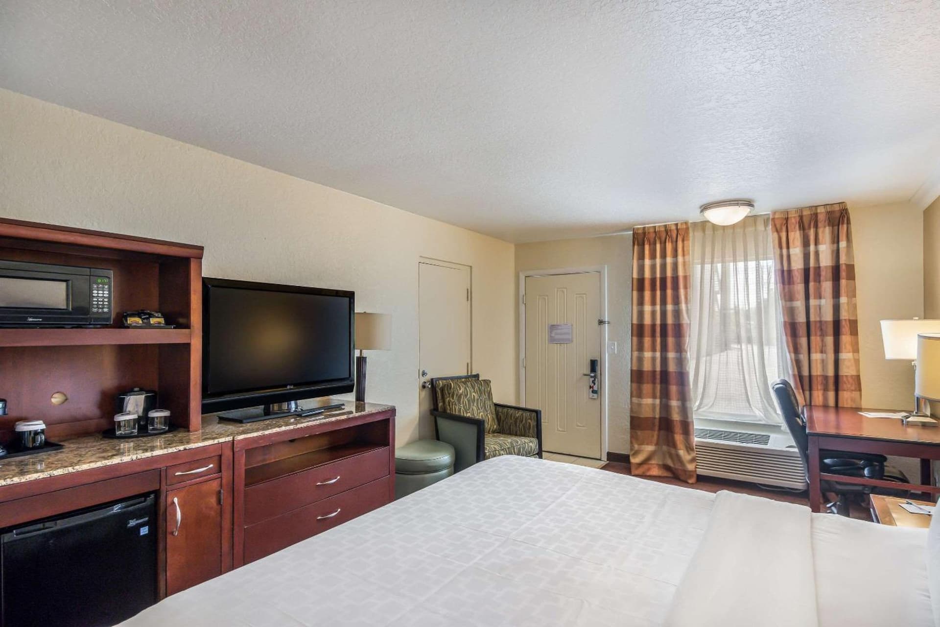 Clarion Inn & Suites Central Clearwater Beach gallery photo in Clearwater, FL — image 24