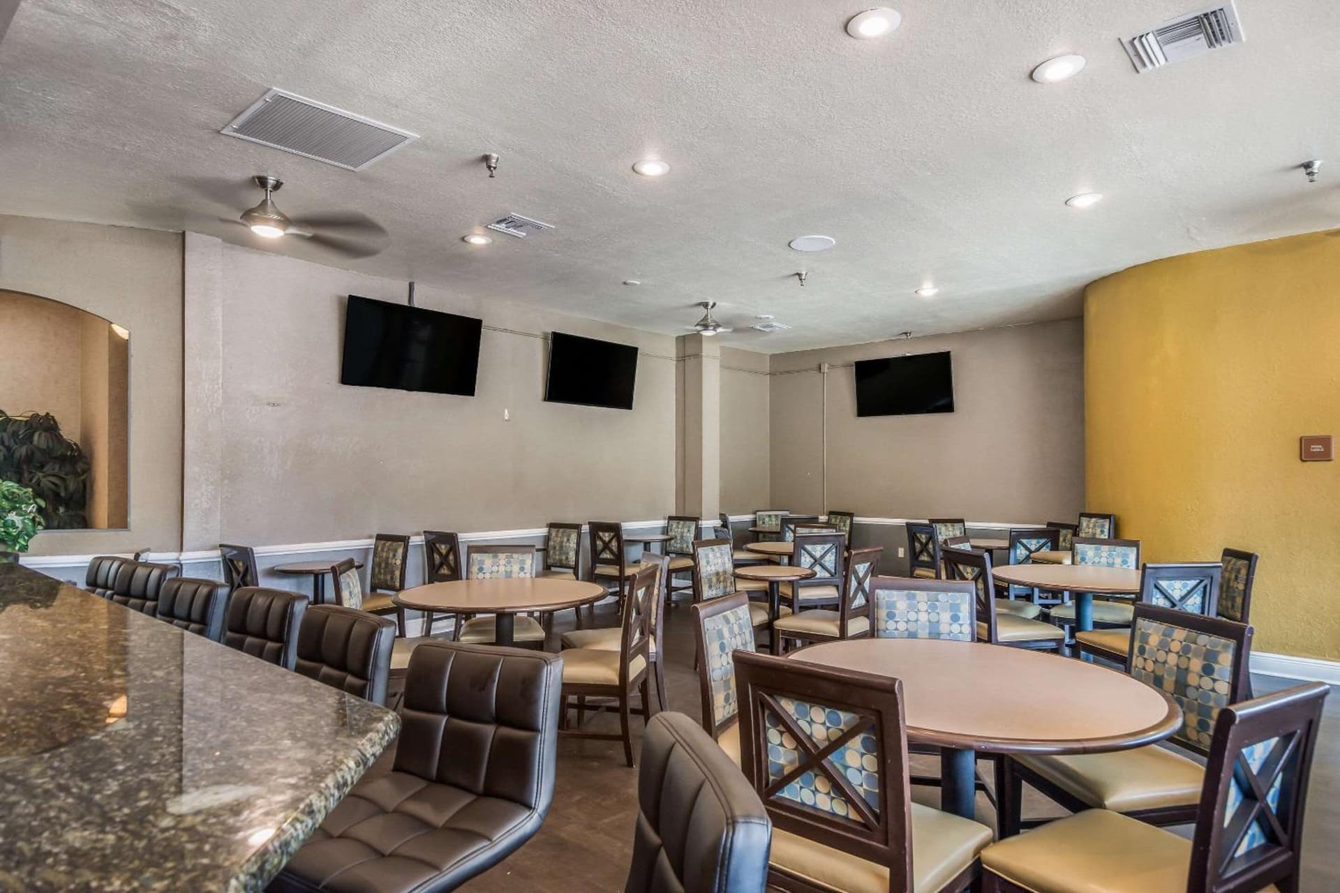 Clarion Inn & Suites Central Clearwater Beach gallery photo in Clearwater, FL — image 15