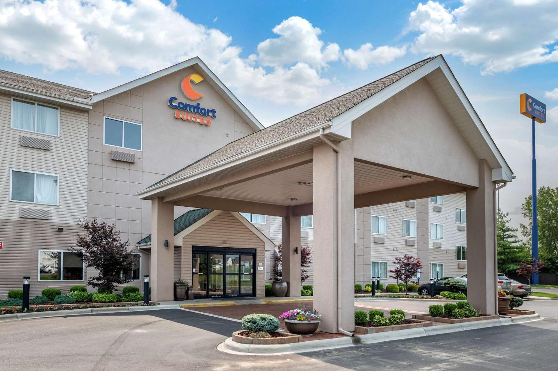 Comfort Suites Columbus West - Hilliard featured exterior or lobby in Columbus, OH — similar hotel