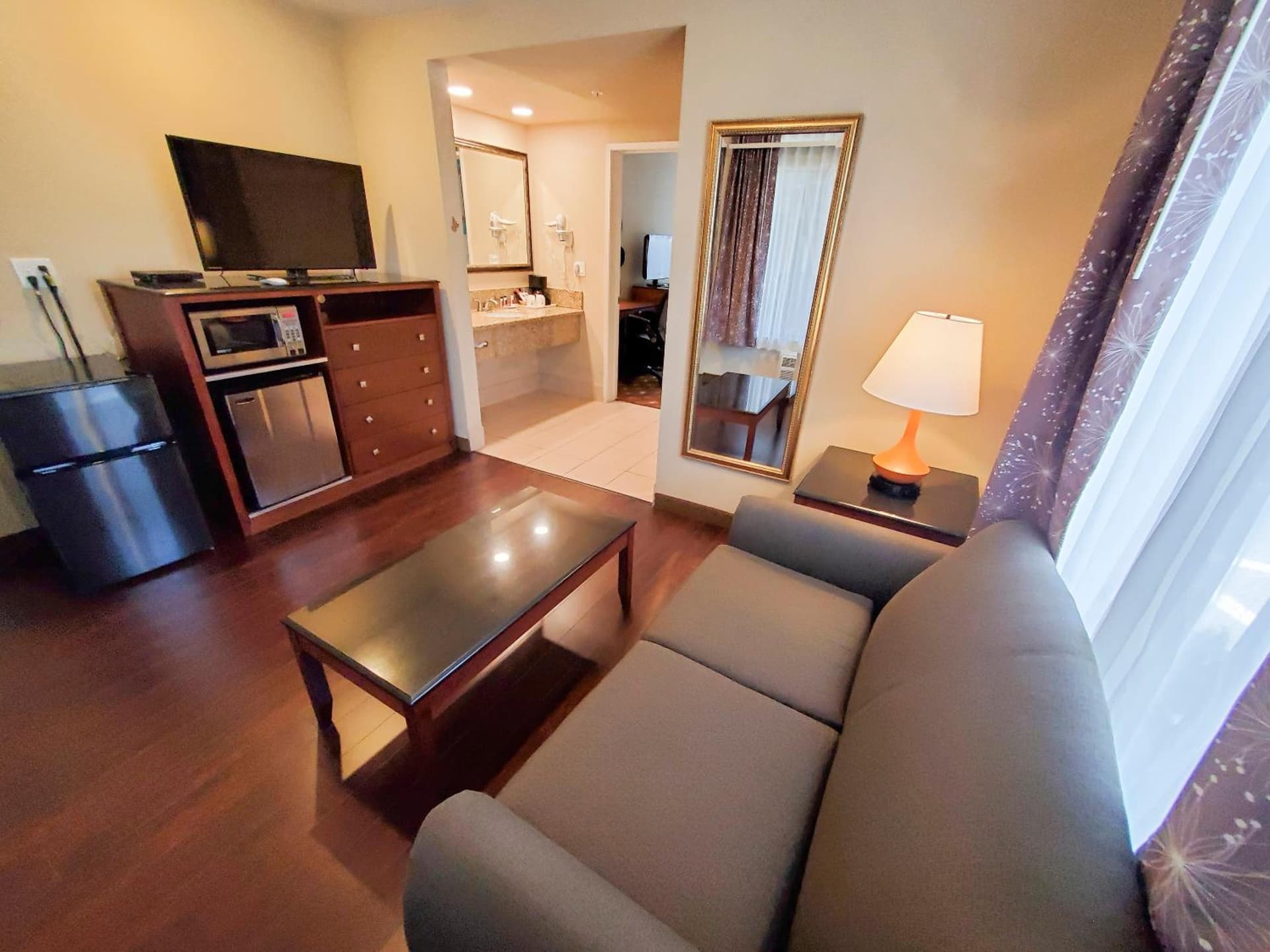 Howard Johnson by Wyndham Pasadena interior in Pasadena, CA — gallery photo 2