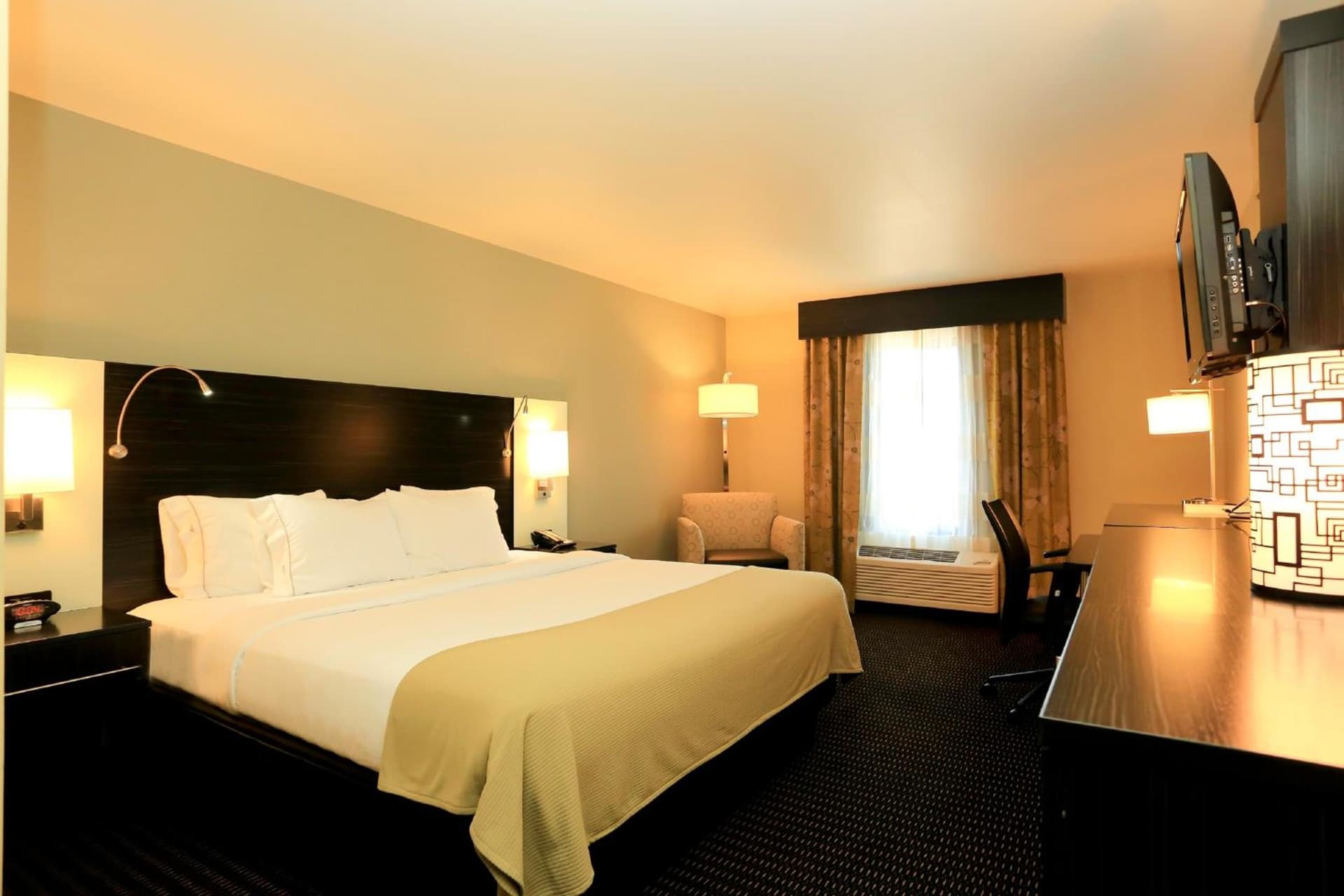 Holiday Inn Express & Suites Marion Northeast by IHG interior in Marion, IL — gallery photo 2