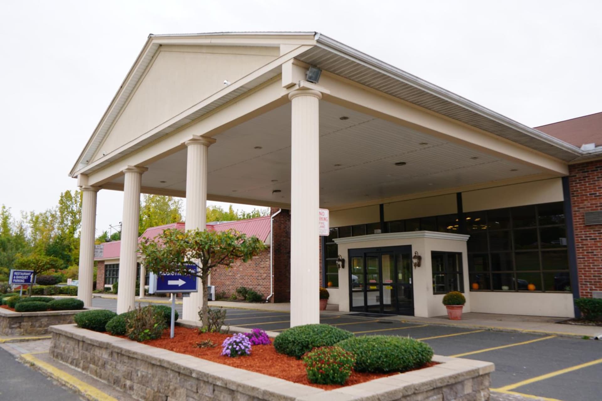 Rodeway Inn & Suites East Windsor interior in East Windsor — gallery photo 2