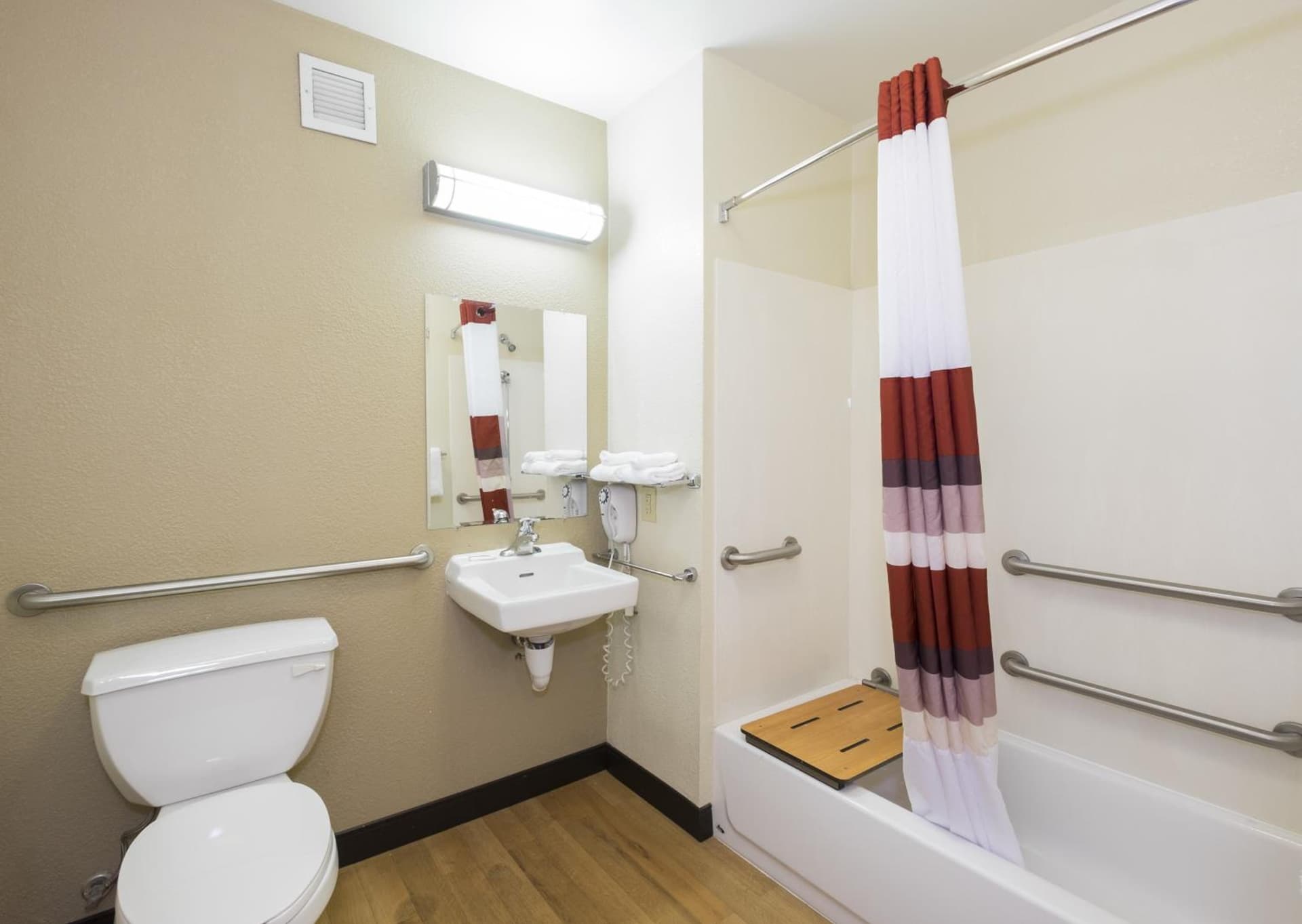 Red Roof Inn PLUS+ Columbus Downtown - Convention Center gallery photo in Columbus, OH — image 4