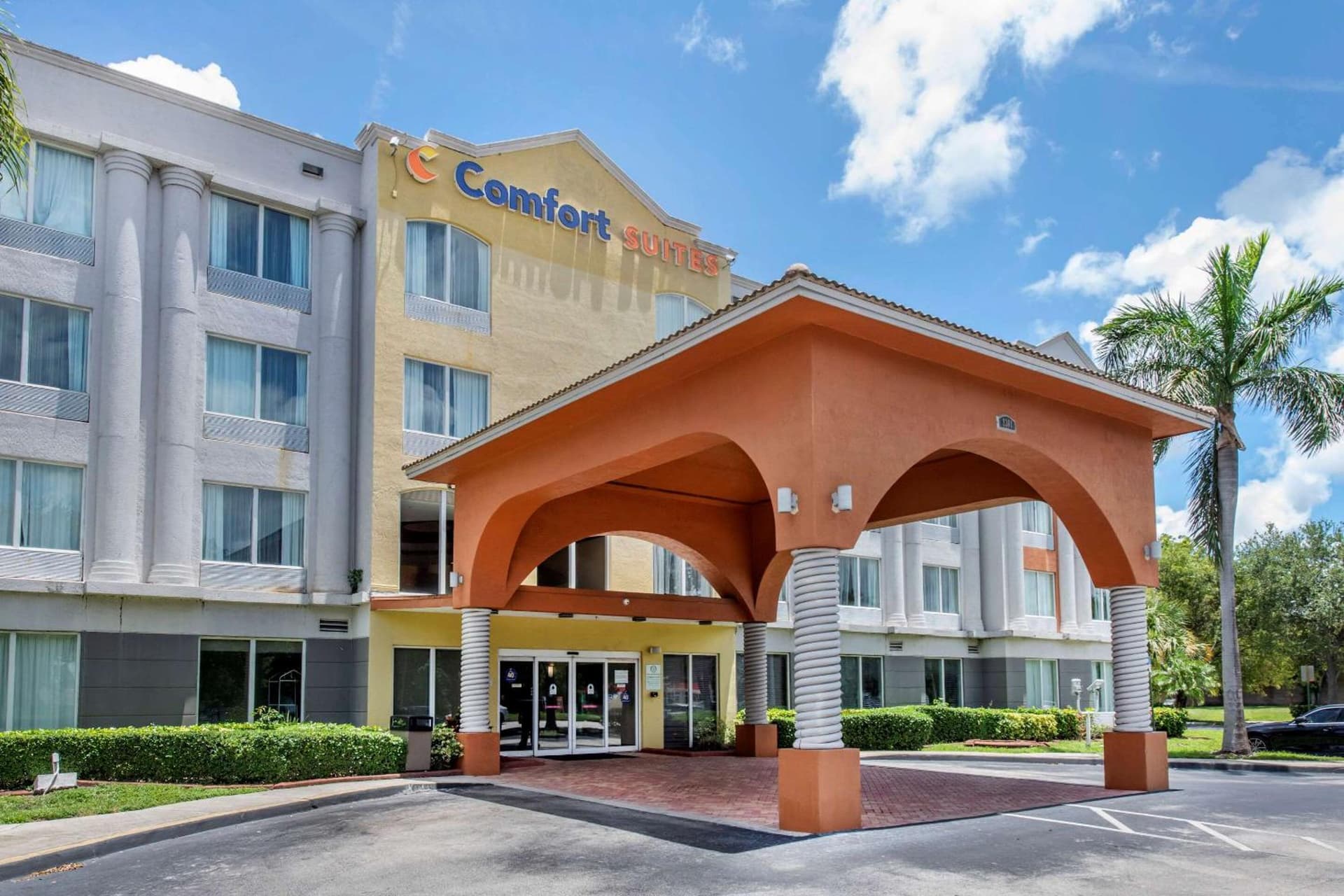 Comfort Suites Tamarac Sawgrass featured exterior or lobby in Tamarac, FL — similar hotel