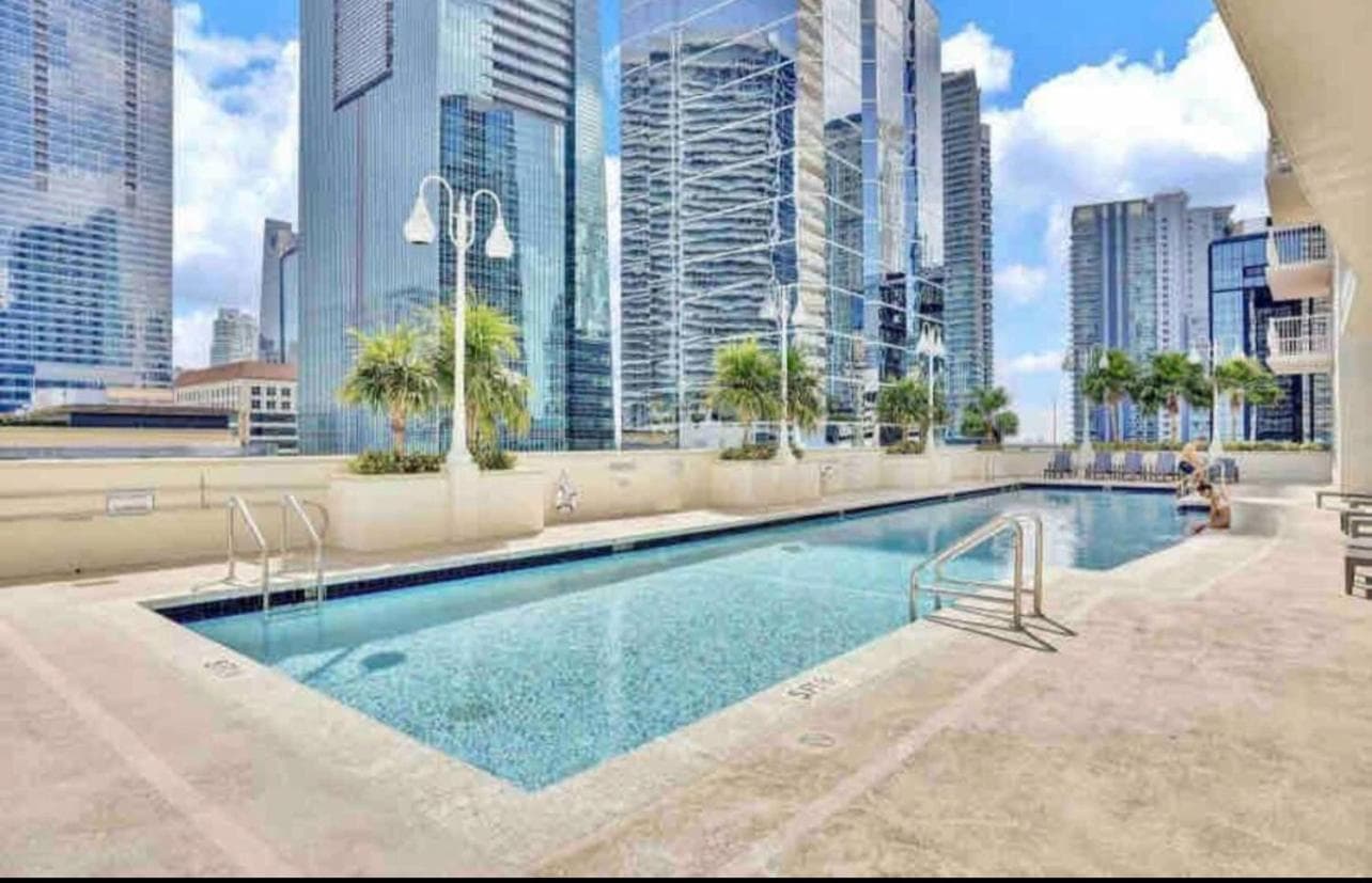 LUXURIOUS 1BR HIGH RISE CONDO BRICKELL-Free Parking interior in Miami, FL — gallery photo 2