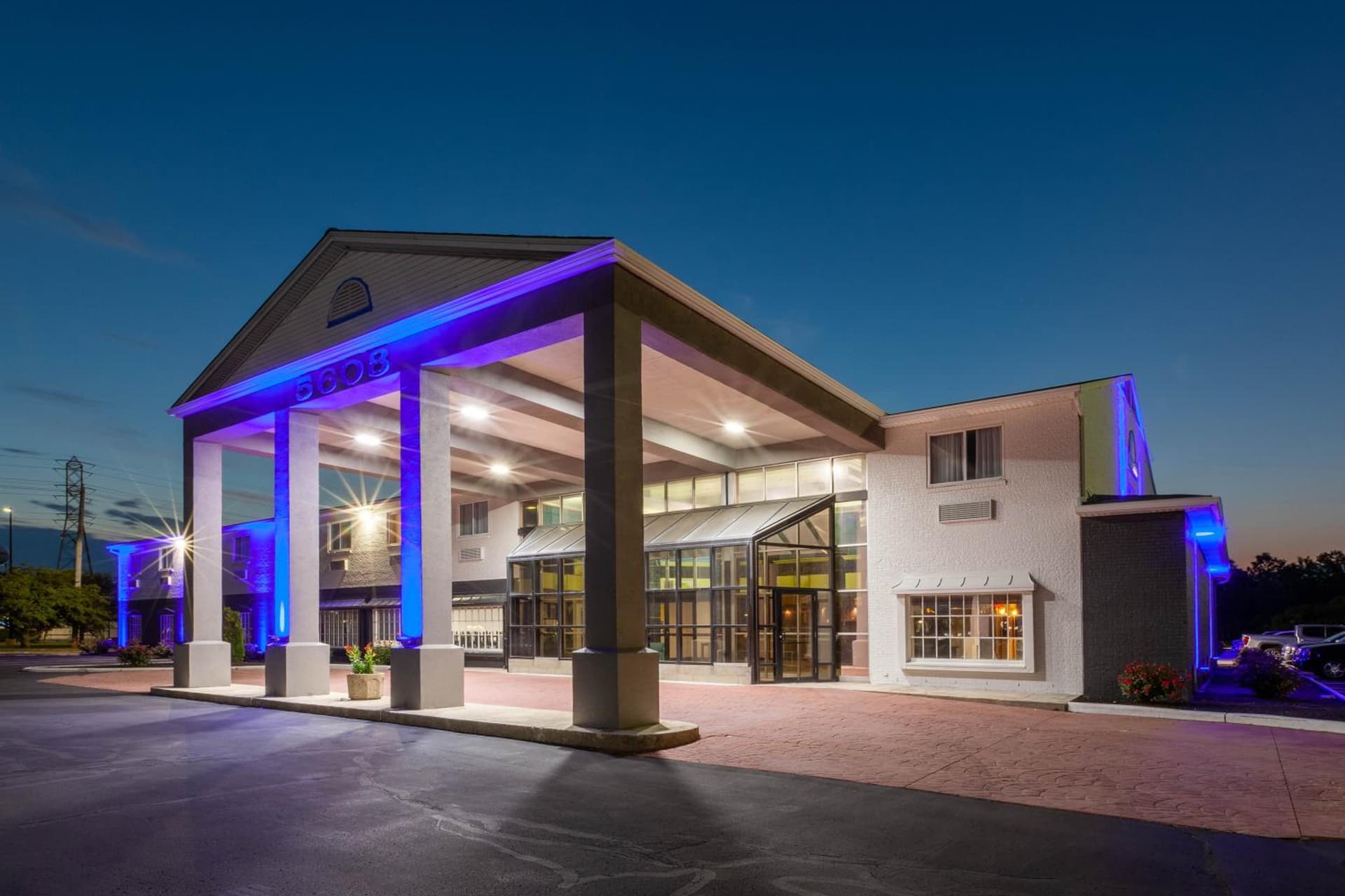 Days Inn by Wyndham Sandusky Cedar Point featured exterior or lobby in Sandusky, OH — similar hotel